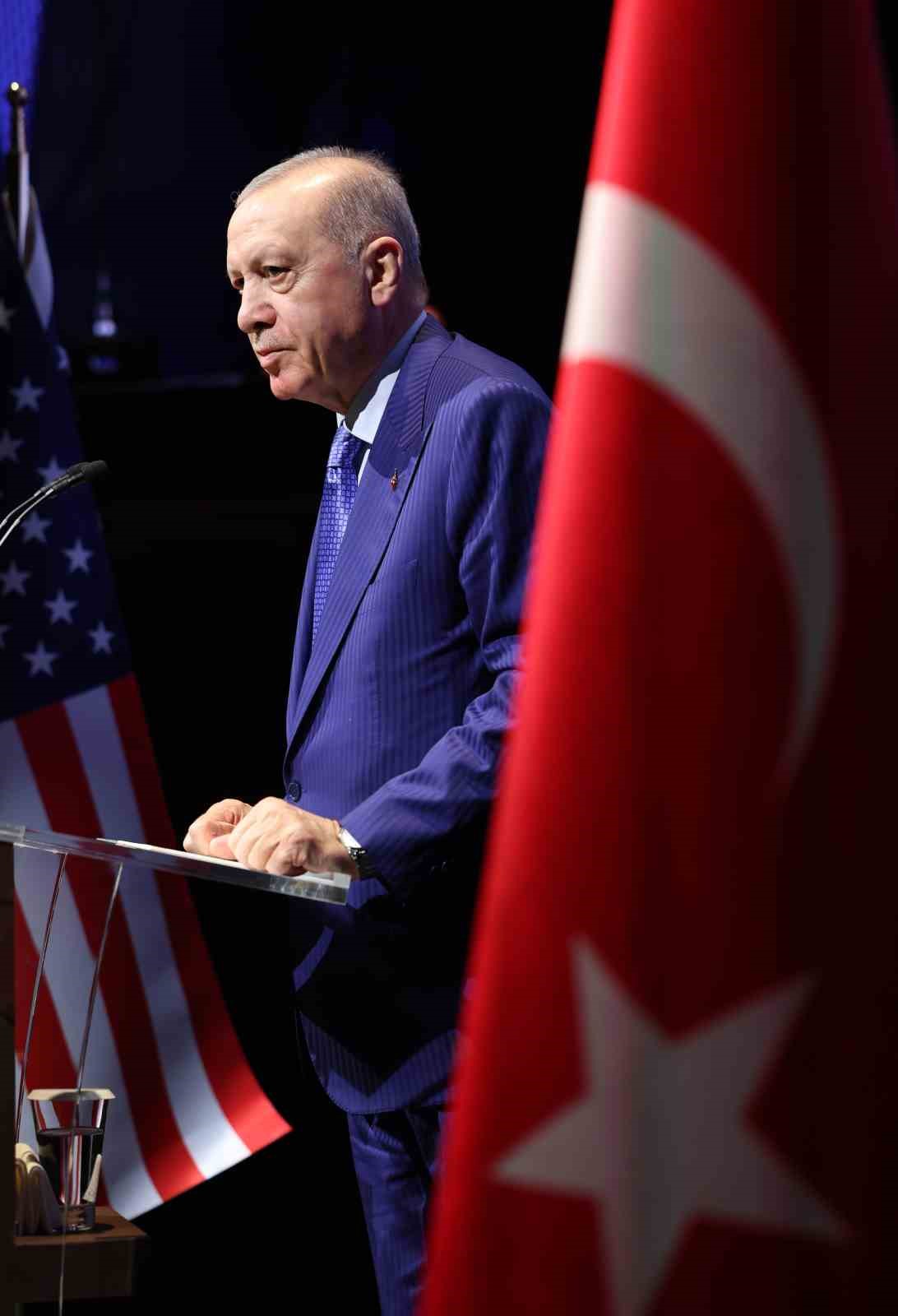 Cumhurbaşkanı Erdoğan: "Müslümanlardan entegre olmaları değil, asimile olmaları bekleniyor"