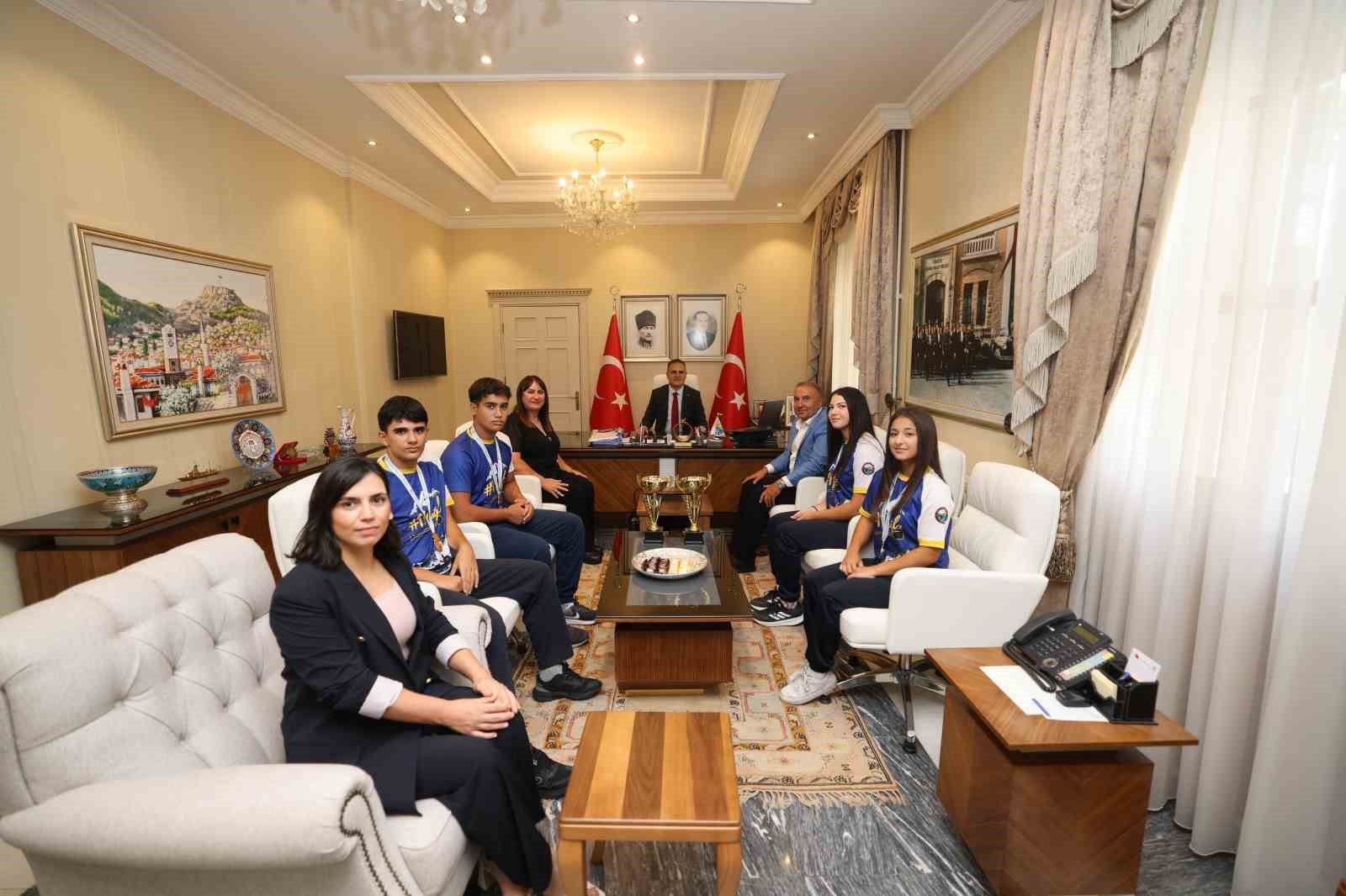 Vali Akbıyık Türkiye şampiyonu olan Yıldız rafting sporcularını ağırladı