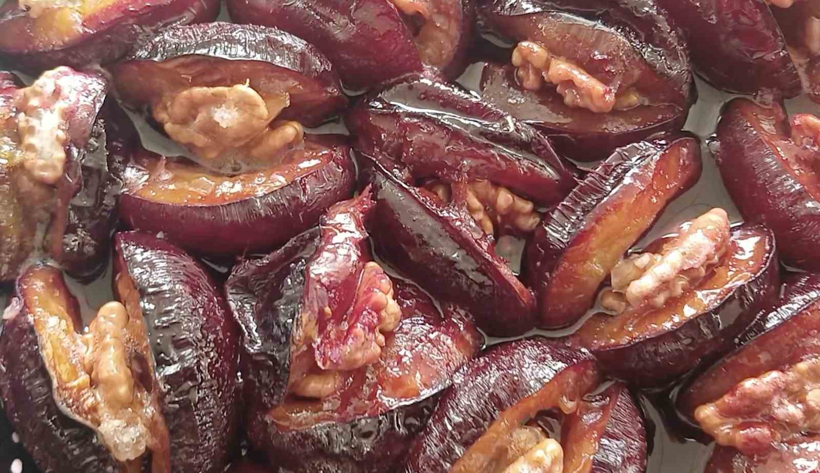 Dalında 4 liraya düşen ton eriği kışlık tatlıya dönüşüyor