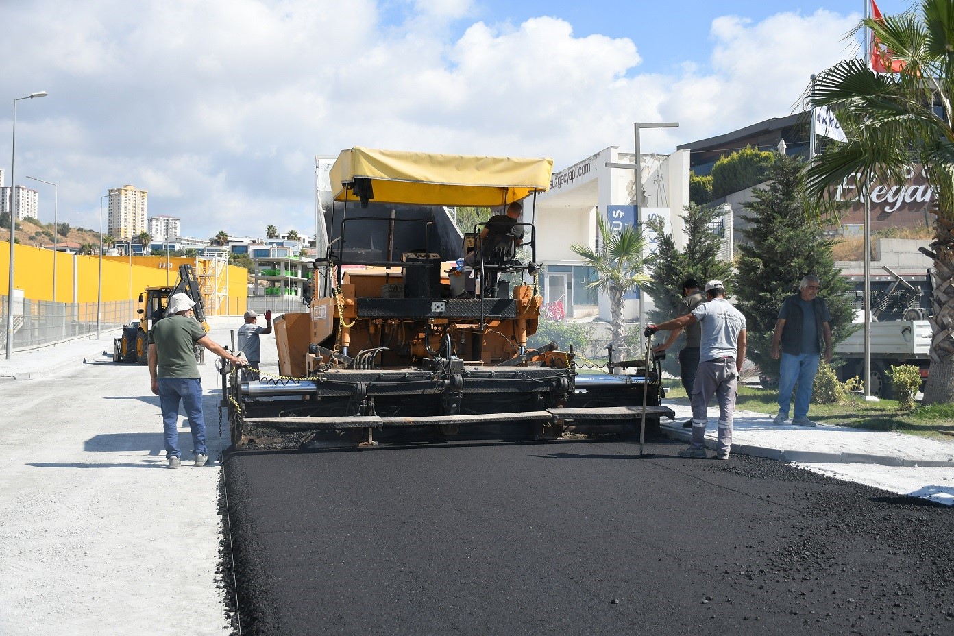 Kuşadası’nda Değirmendere Mahallesi’ne sıcak asfalt