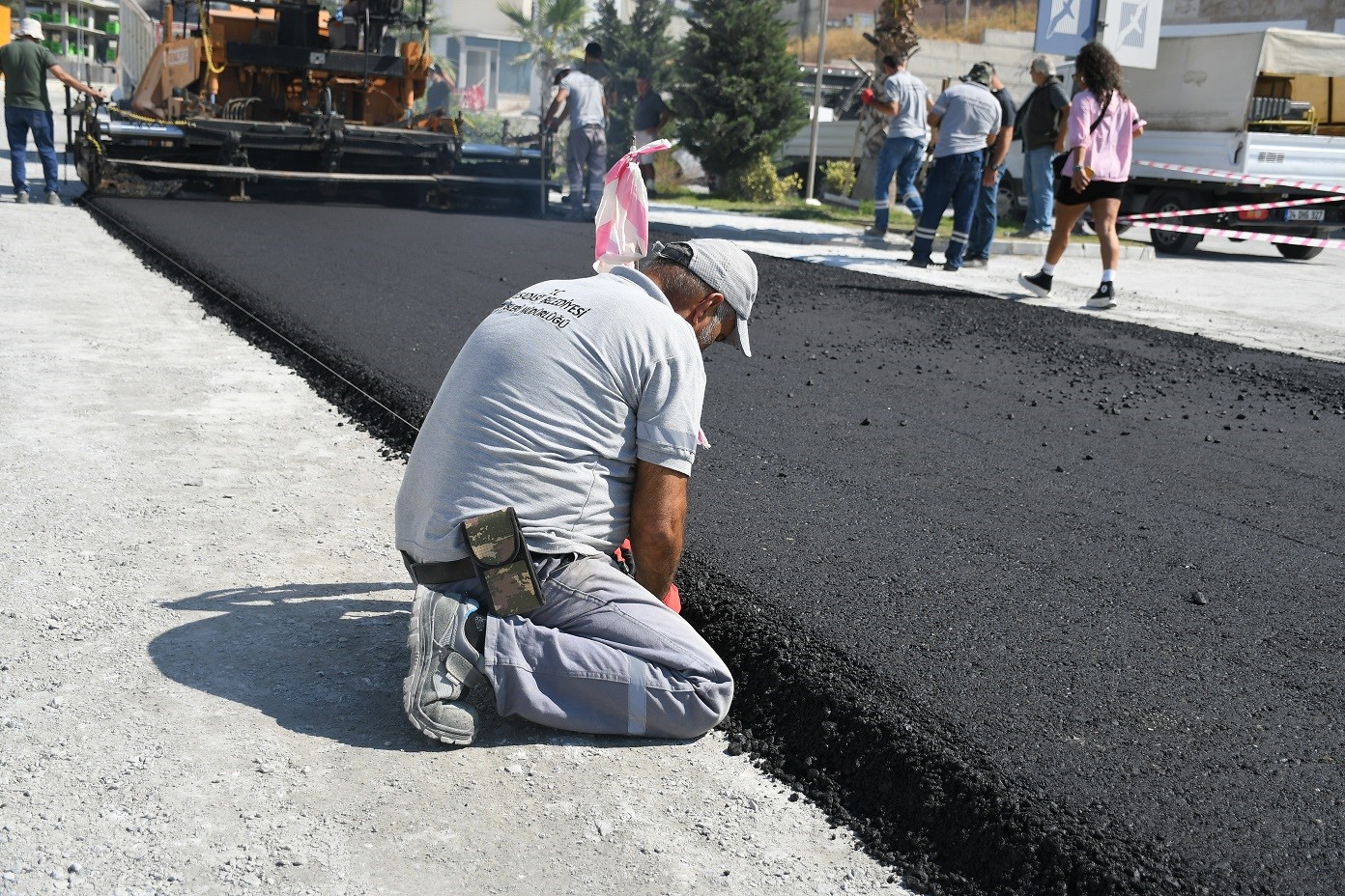 Kuşadası’nda Değirmendere Mahallesi’ne sıcak asfalt