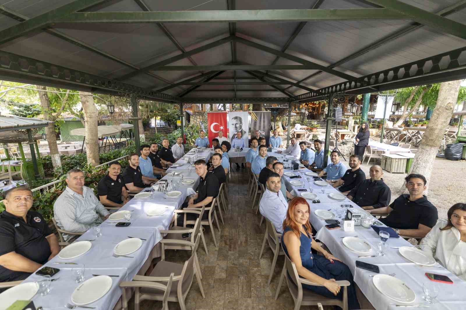 Başkan Seçer, MSK Erkek Basketbol Takımı ile buluştu