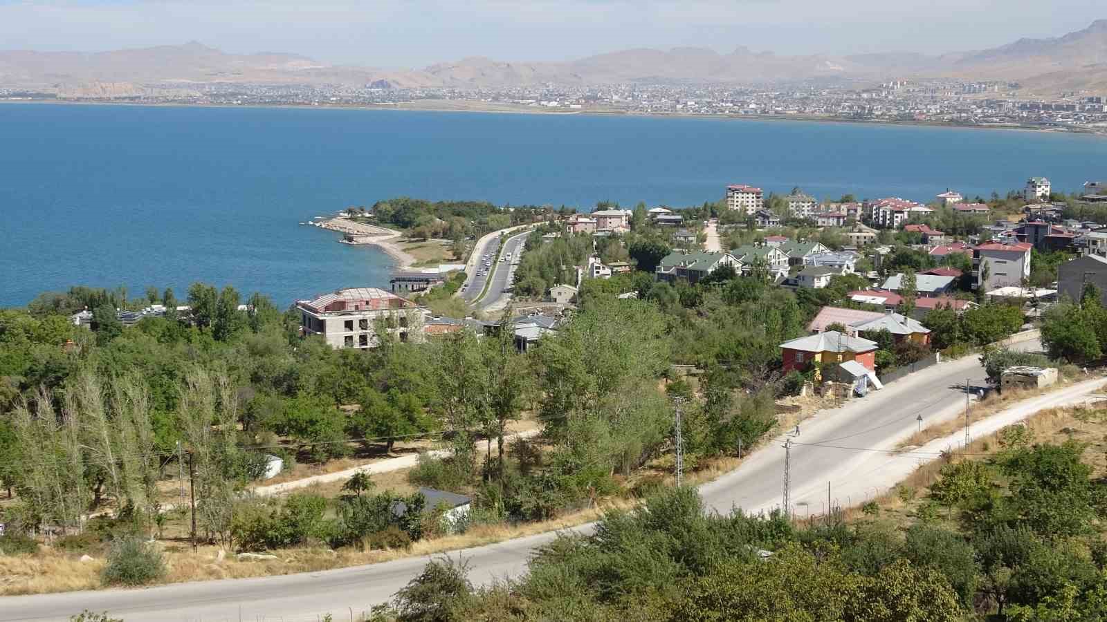 Van Gölü çevresinde yatay mimari çağrısı