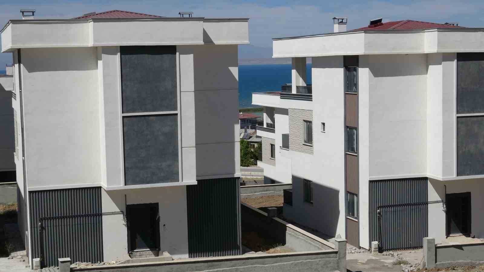 Van Gölü çevresinde yatay mimari çağrısı