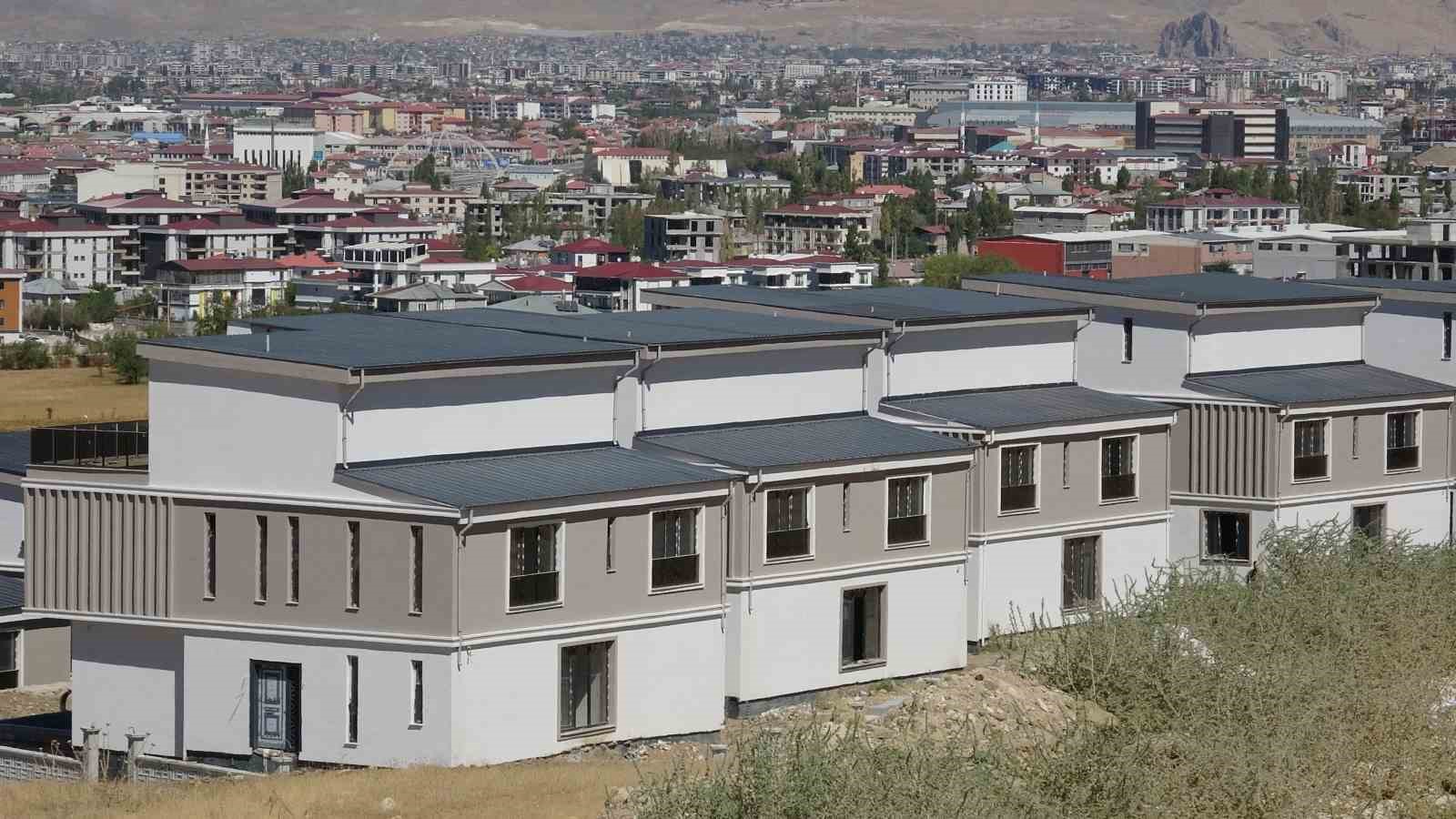 Van Gölü çevresinde yatay mimari çağrısı