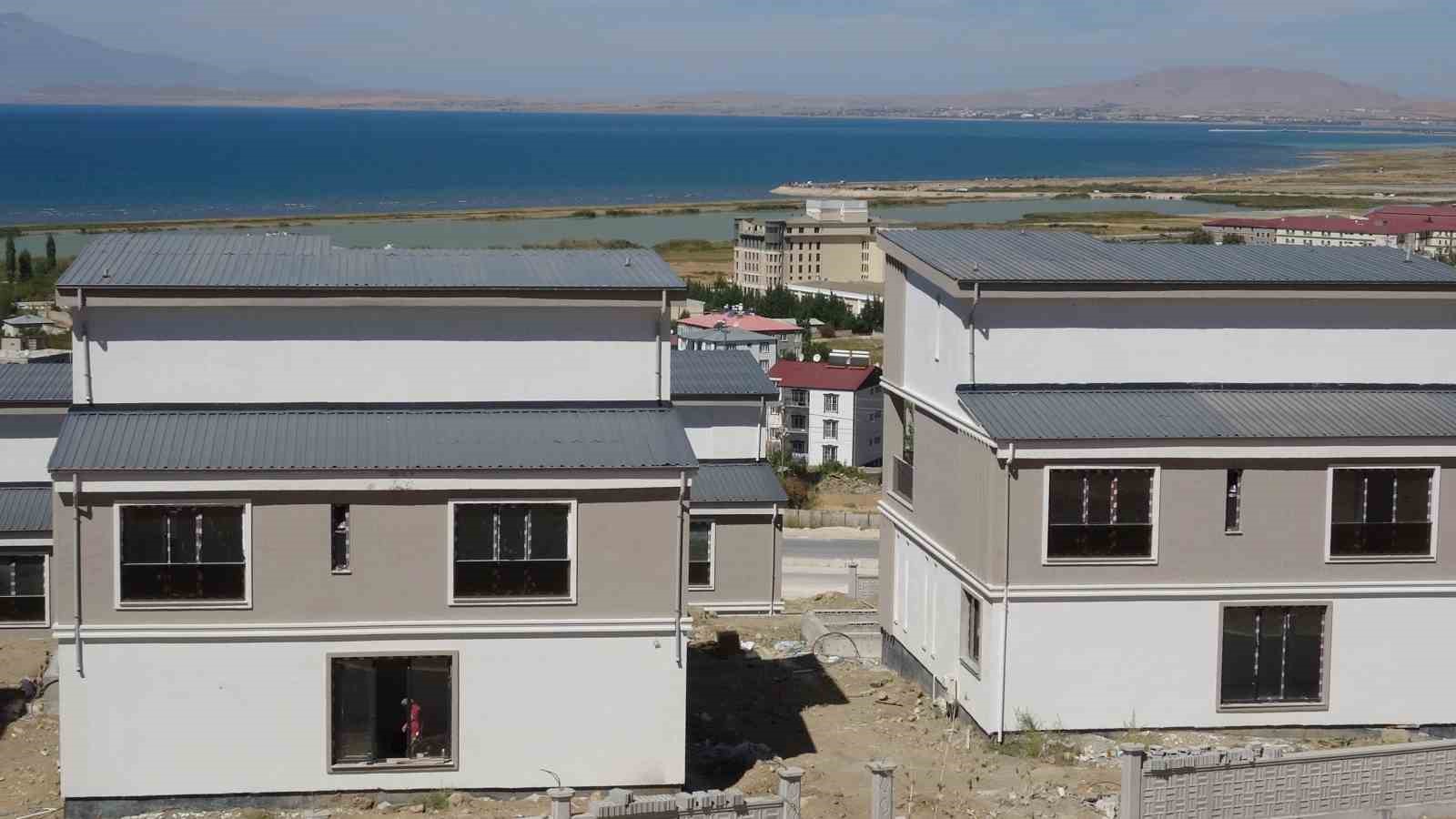 Van Gölü çevresinde yatay mimari çağrısı