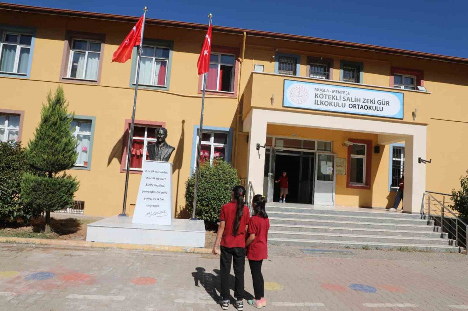 Muğla Büyükşehir’den zarar verilen Atatürk büstüne hızlı müdahale