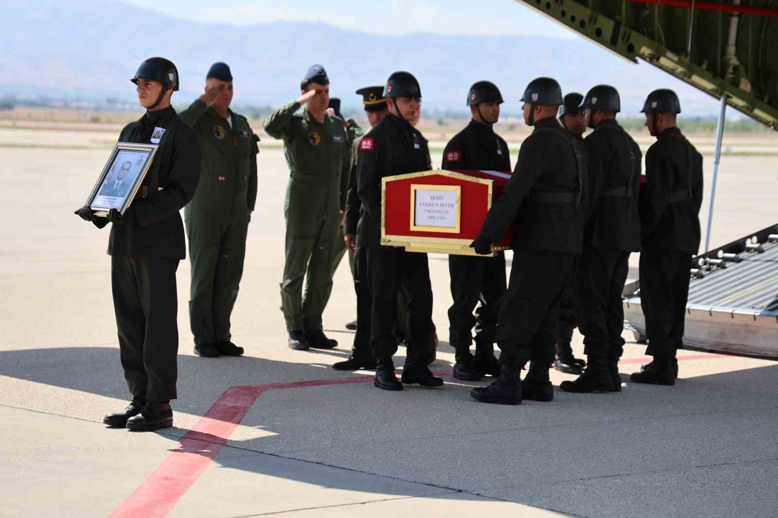 Kalp krizi geçirerek şehit olan Uzman Çavuş Sevim’in naaşı Elazığ’a getirildi