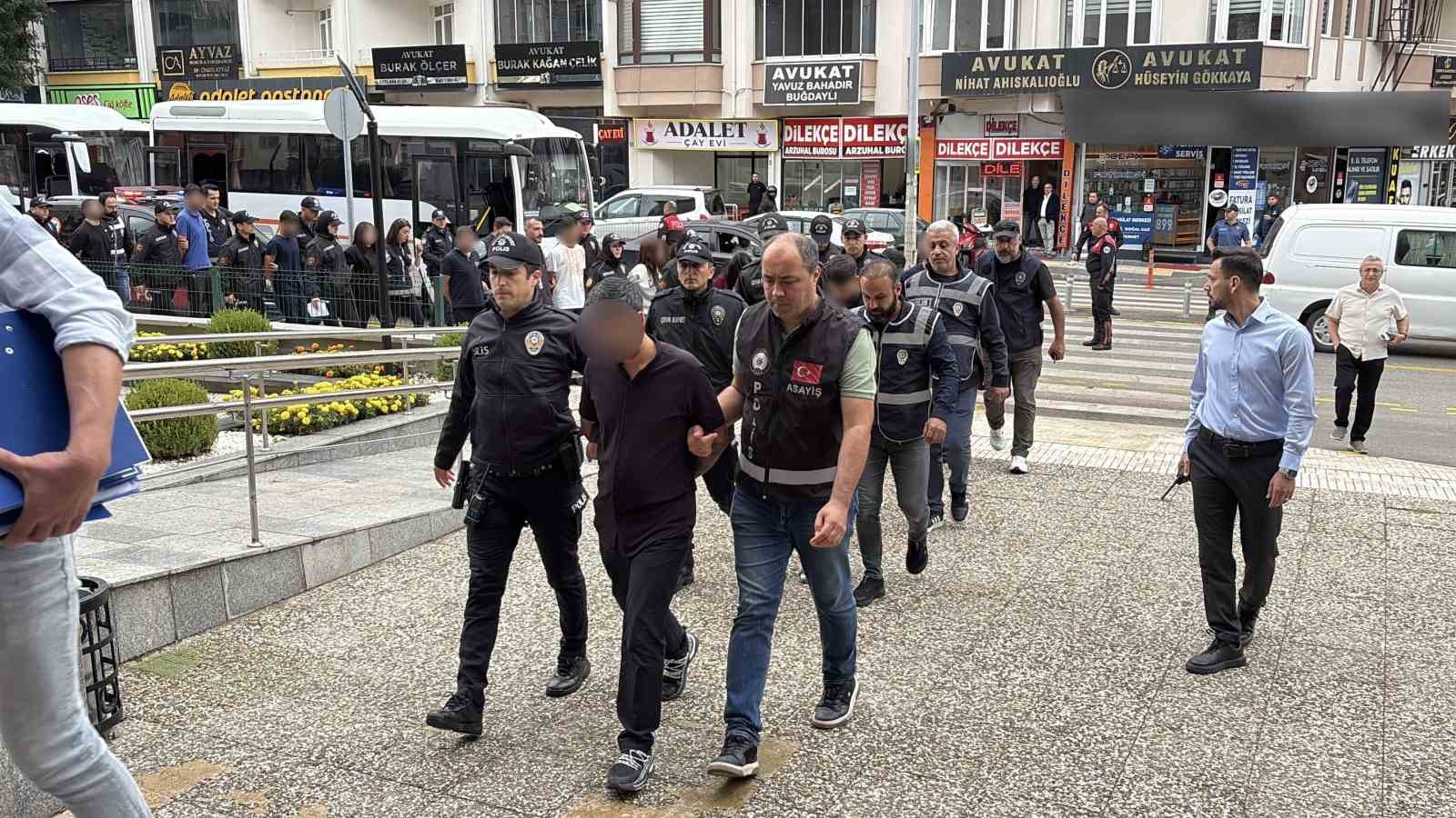 İnternetten araç satmak isteyenleri "güvenli ödeme" tuzağıyla dolandıran şahıslara operasyon: 18 gözaltı