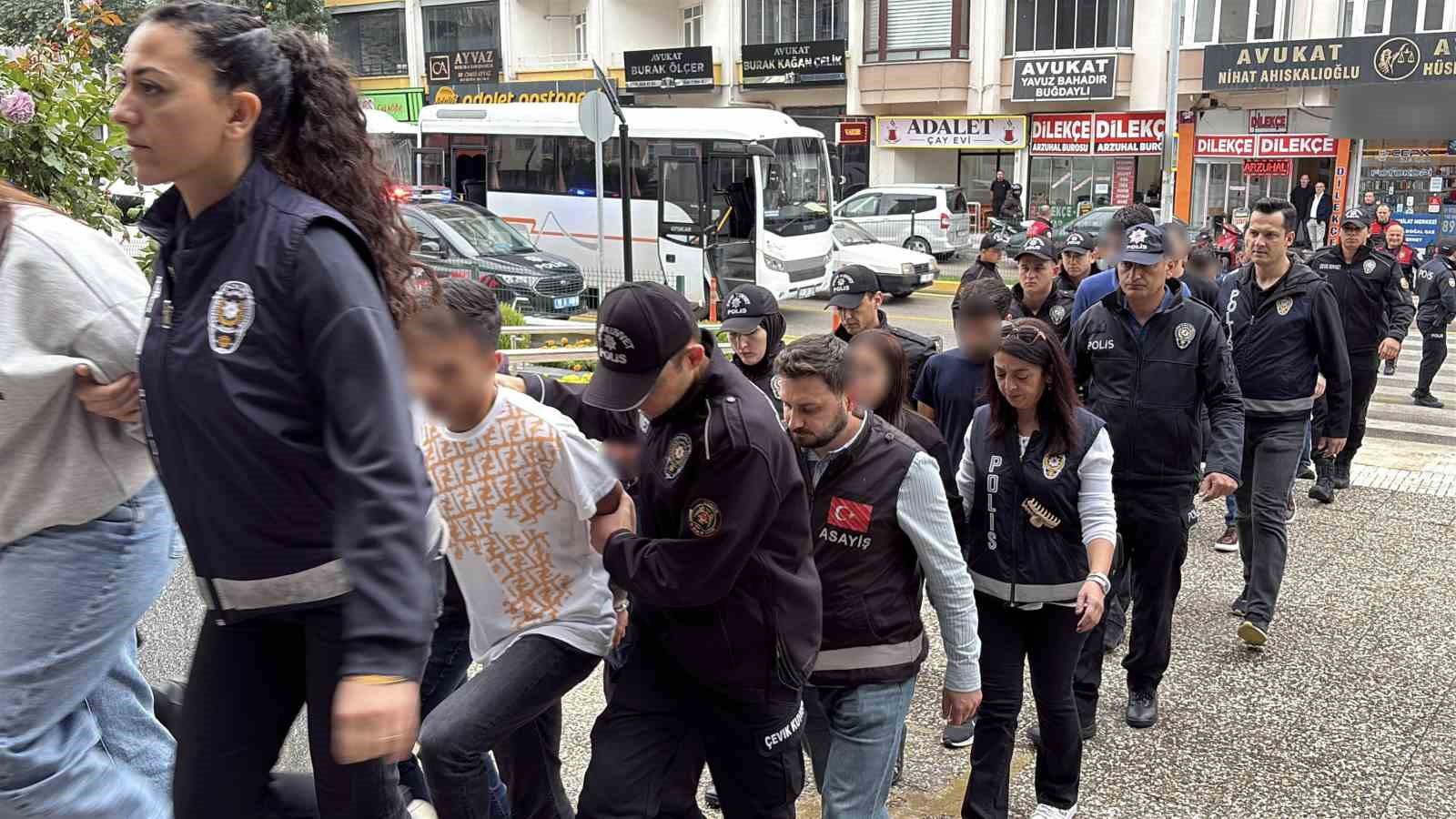 İnternetten araç satmak isteyenleri "güvenli ödeme" tuzağıyla dolandıran şahıslara operasyon: 18 gözaltı