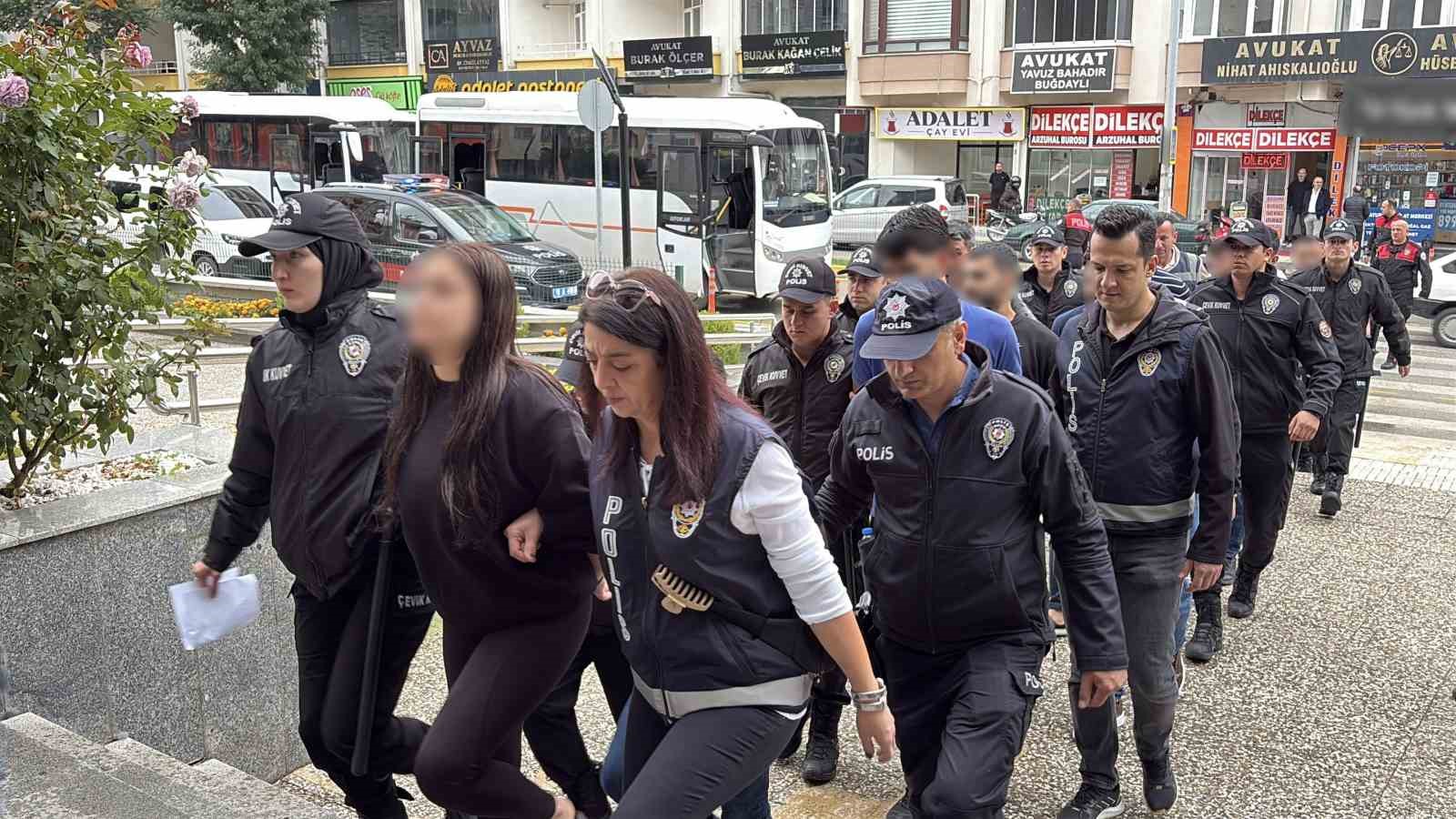 İnternetten araç satmak isteyenleri "güvenli ödeme" tuzağıyla dolandıran şahıslara operasyon: 18 gözaltı