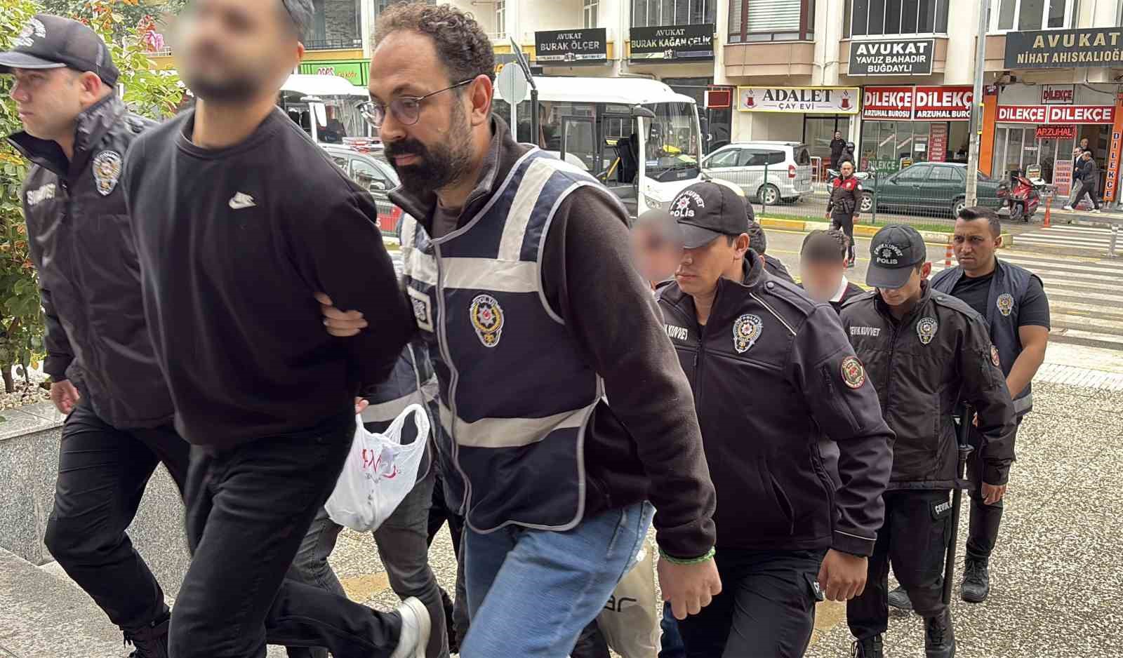 İnternetten araç satmak isteyenleri "güvenli ödeme" tuzağıyla dolandıran şahıslara operasyon: 18 gözaltı
