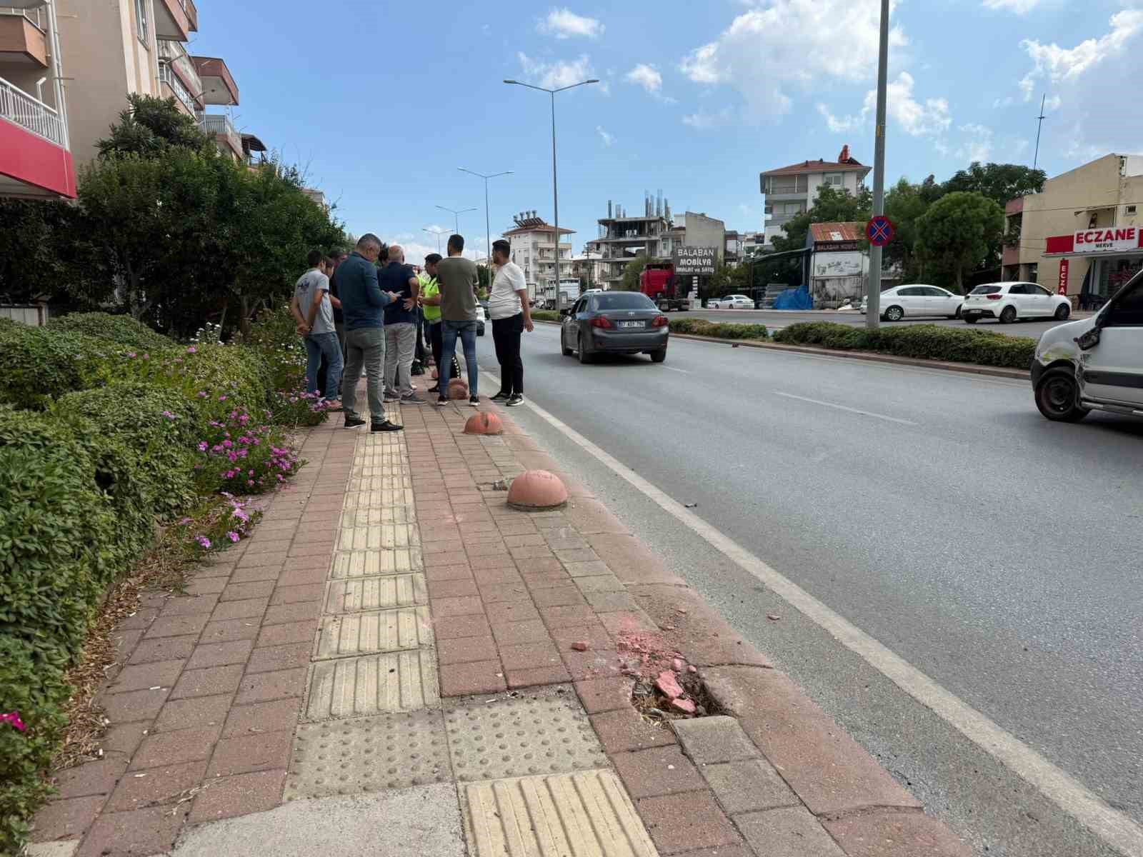 Serik’te taksi ile hafif ticari araç çarpıştı, mahalleli kavşağa önlem alınmasını istedi