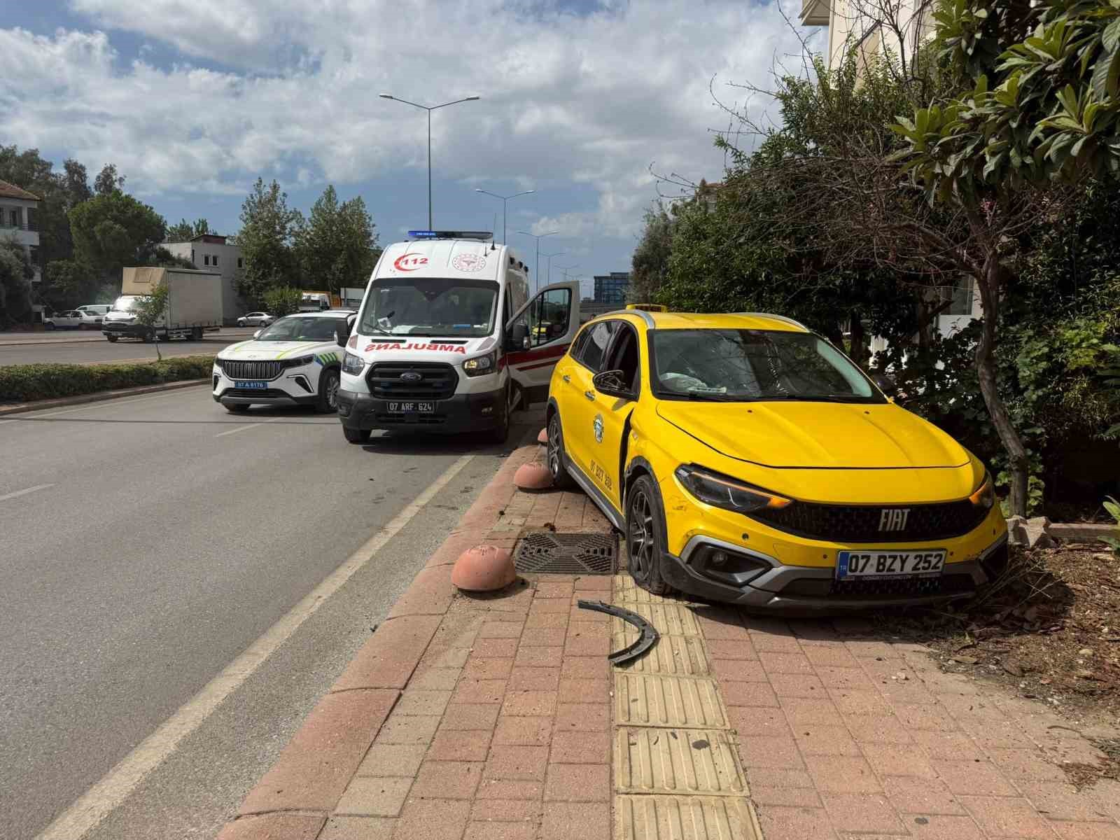 Serik’te taksi ile hafif ticari araç çarpıştı, mahalleli kavşağa önlem alınmasını istedi
