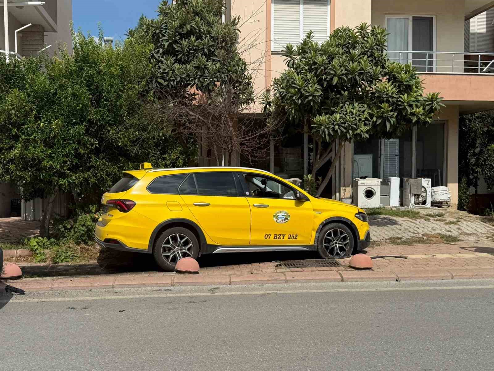 Serik’te taksi ile hafif ticari araç çarpıştı, mahalleli kavşağa önlem alınmasını istedi