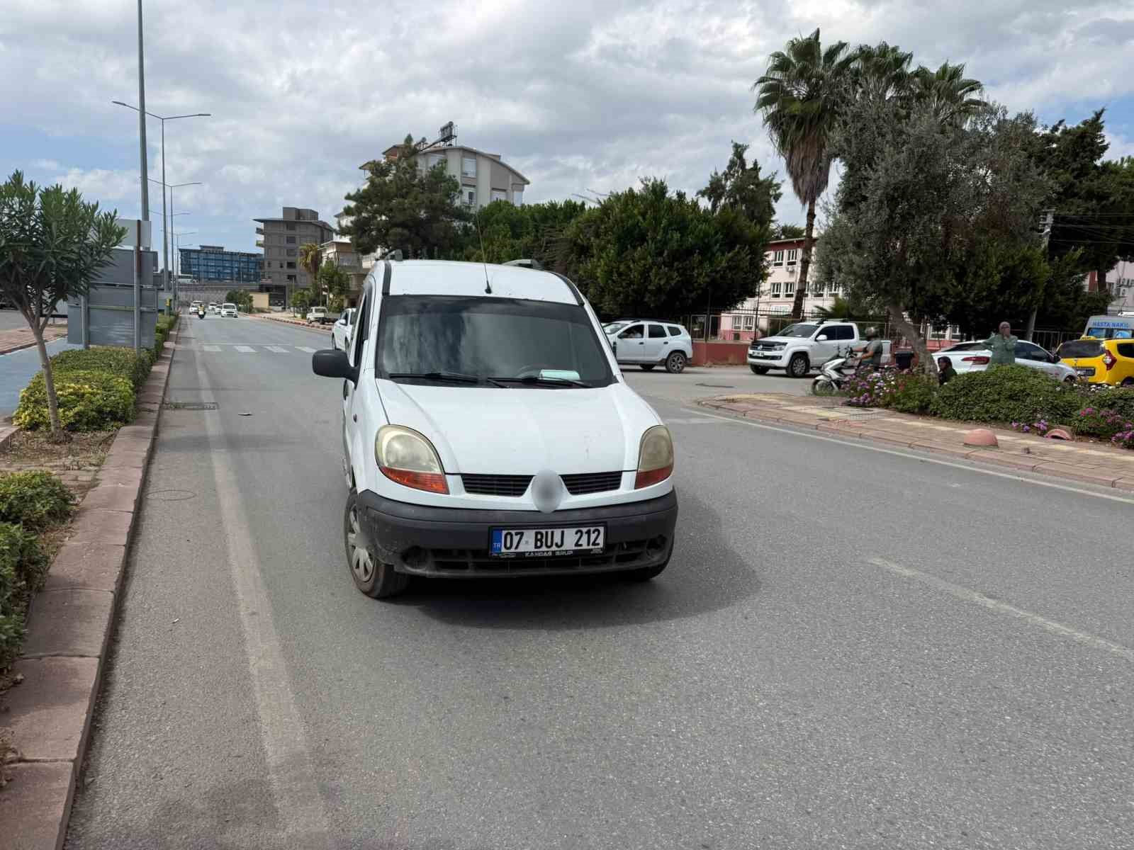 Serik’te taksi ile hafif ticari araç çarpıştı, mahalleli kavşağa önlem alınmasını istedi
