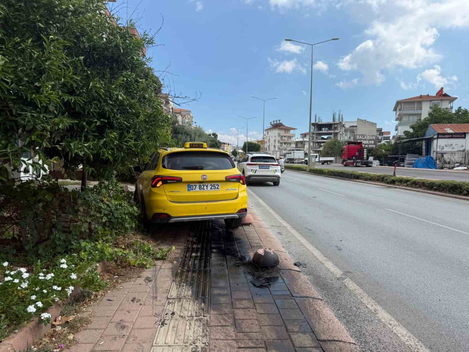 Serik’te taksi ile hafif ticari araç çarpıştı, mahalleli kavşağa önlem alınmasını istedi