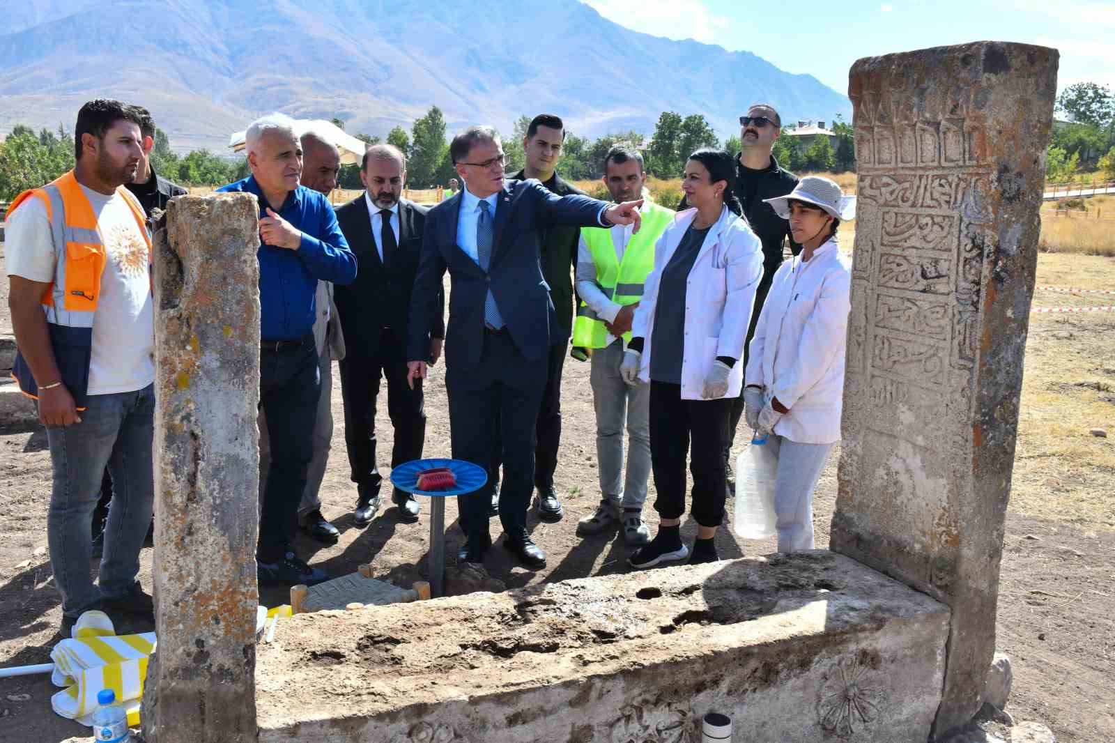 Tarihi Selçuklu Mezarlığı ve Halime Hatun Kümbeti’nde çalışmalar devam ediyor