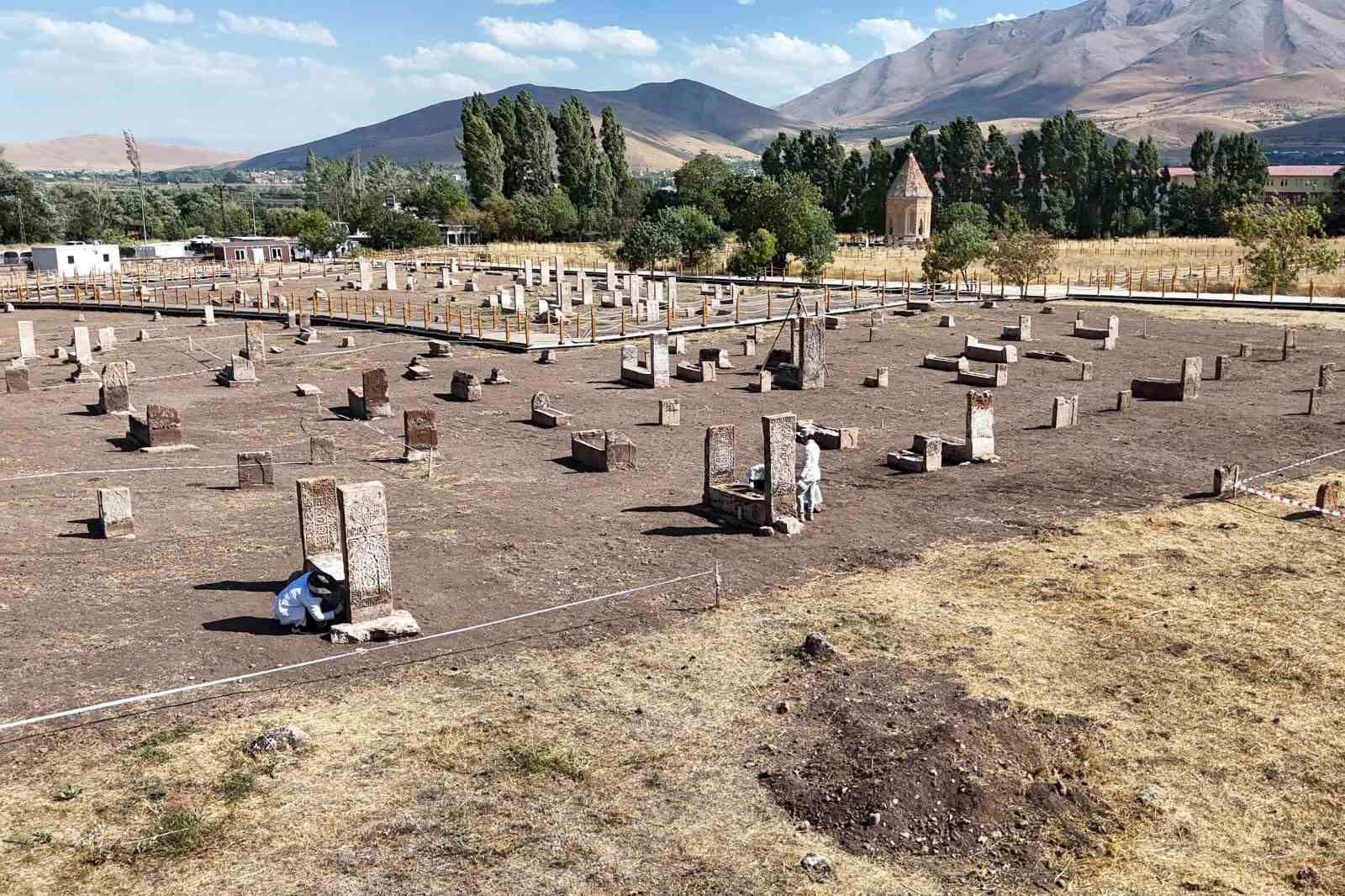 Tarihi Selçuklu Mezarlığı ve Halime Hatun Kümbeti’nde çalışmalar devam ediyor