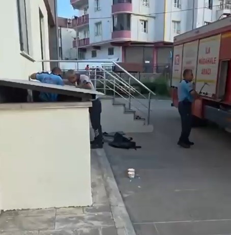 Havalandırma boşluğuna düşen yavru kediyi itfaiye kurtardı