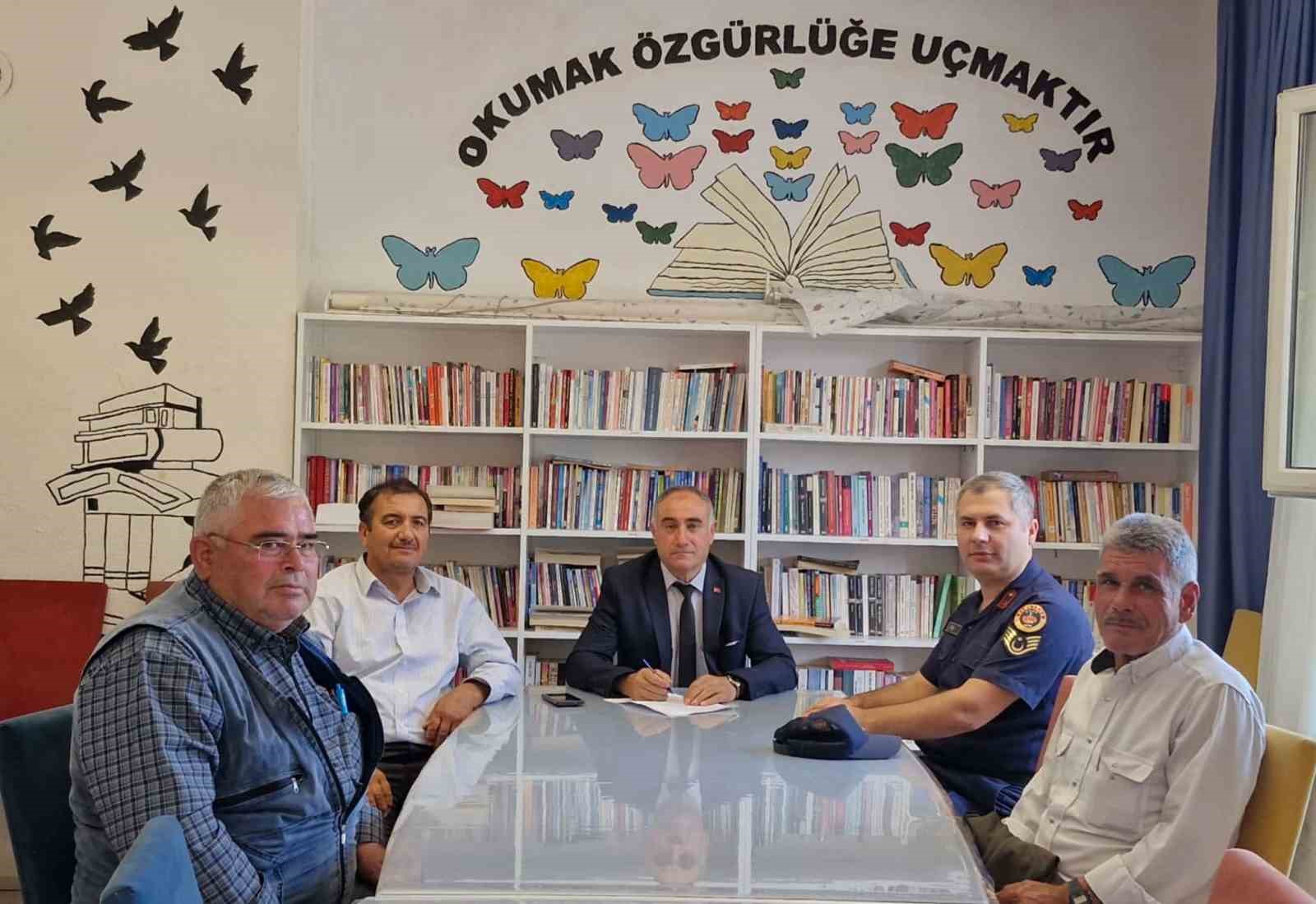 Çivril’de jandarma öğrenci güvenliği için sahada