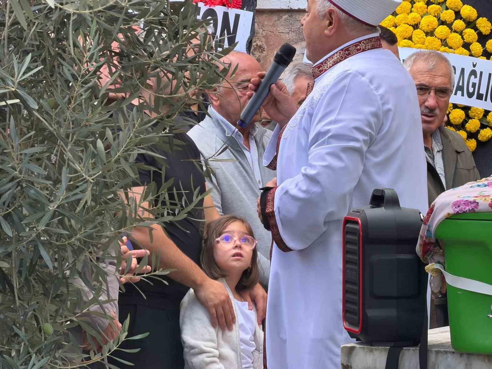 Kazada hayatını kaybeden hamile anne, 3 yaşındaki kızı ve bebeği toprağa verildi