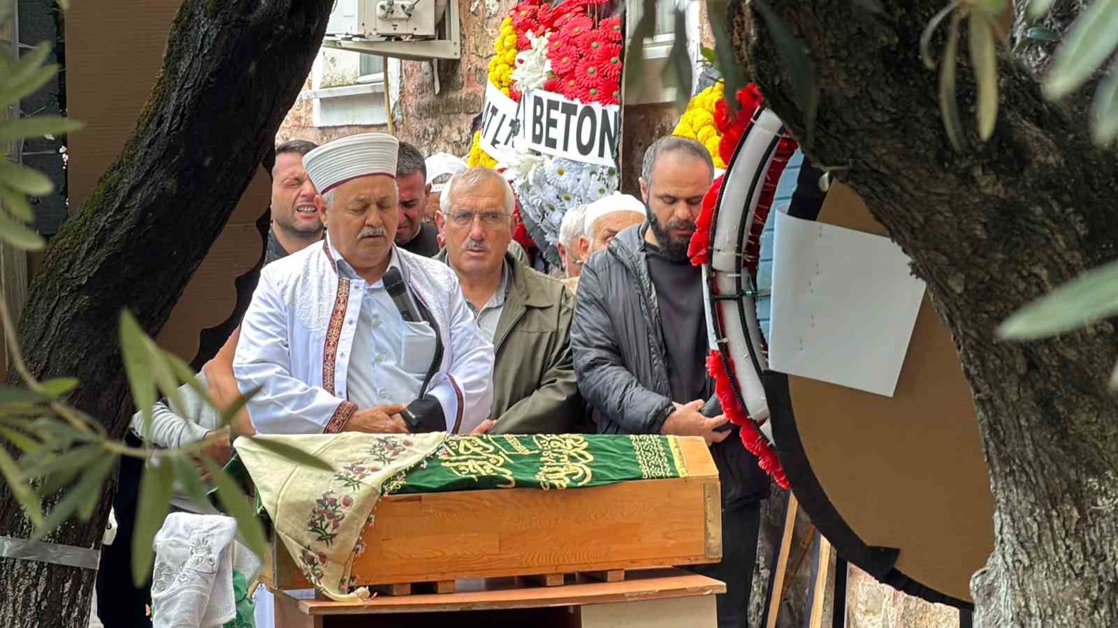 Kazada hayatını kaybeden hamile anne, 3 yaşındaki kızı ve bebeği toprağa verildi