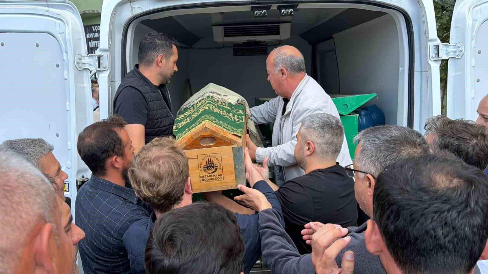 Kazada hayatını kaybeden hamile anne, 3 yaşındaki kızı ve bebeği toprağa verildi