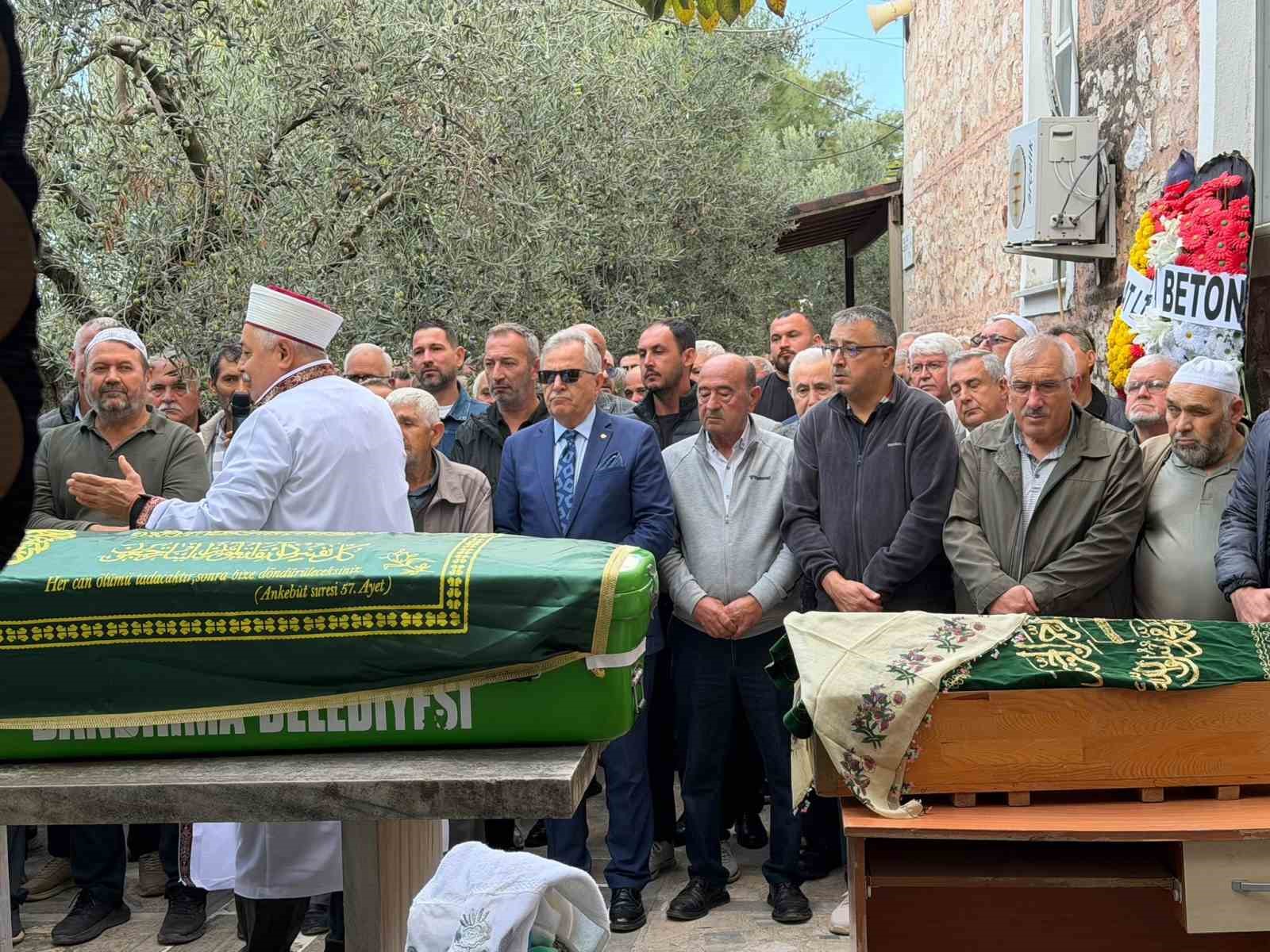 Kazada hayatını kaybeden hamile anne, 3 yaşındaki kızı ve bebeği toprağa verildi