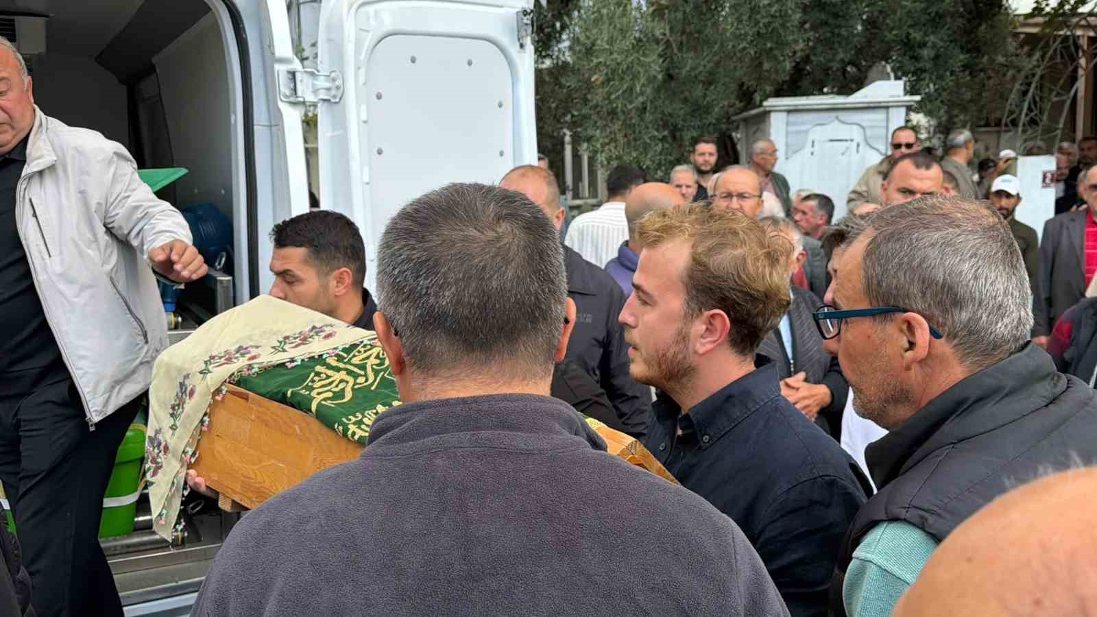 Kazada hayatını kaybeden hamile anne, 3 yaşındaki kızı ve bebeği toprağa verildi