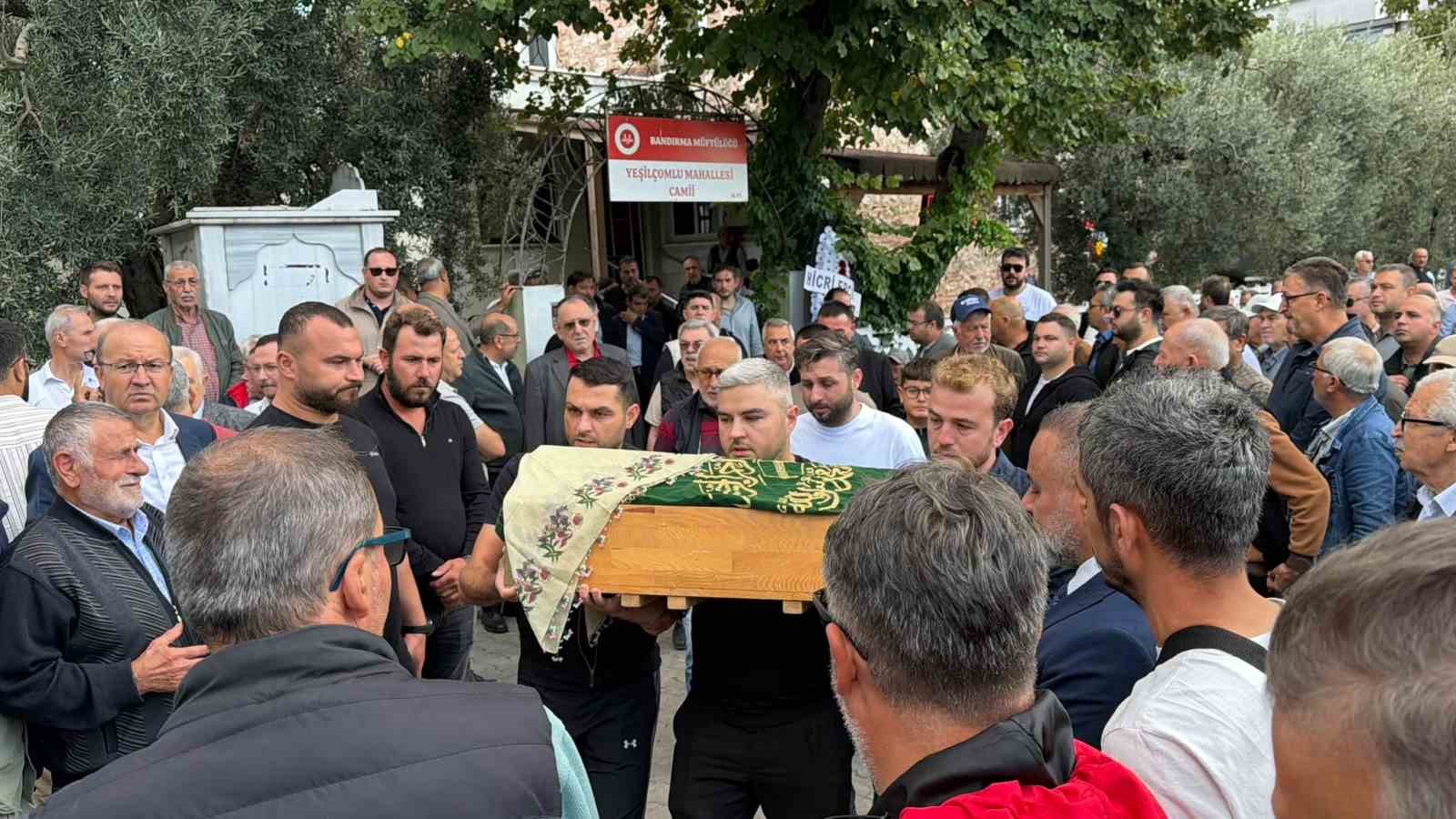 Kazada hayatını kaybeden hamile anne, 3 yaşındaki kızı ve bebeği toprağa verildi