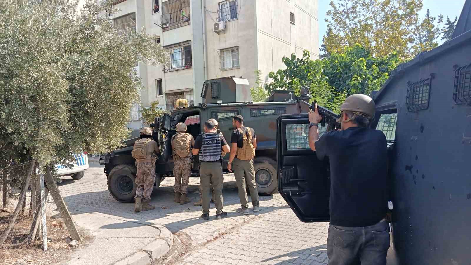 Adana’da kesinleşmiş hapis cezası olan şahıs elindeki patlayıcıyla polise direniyor