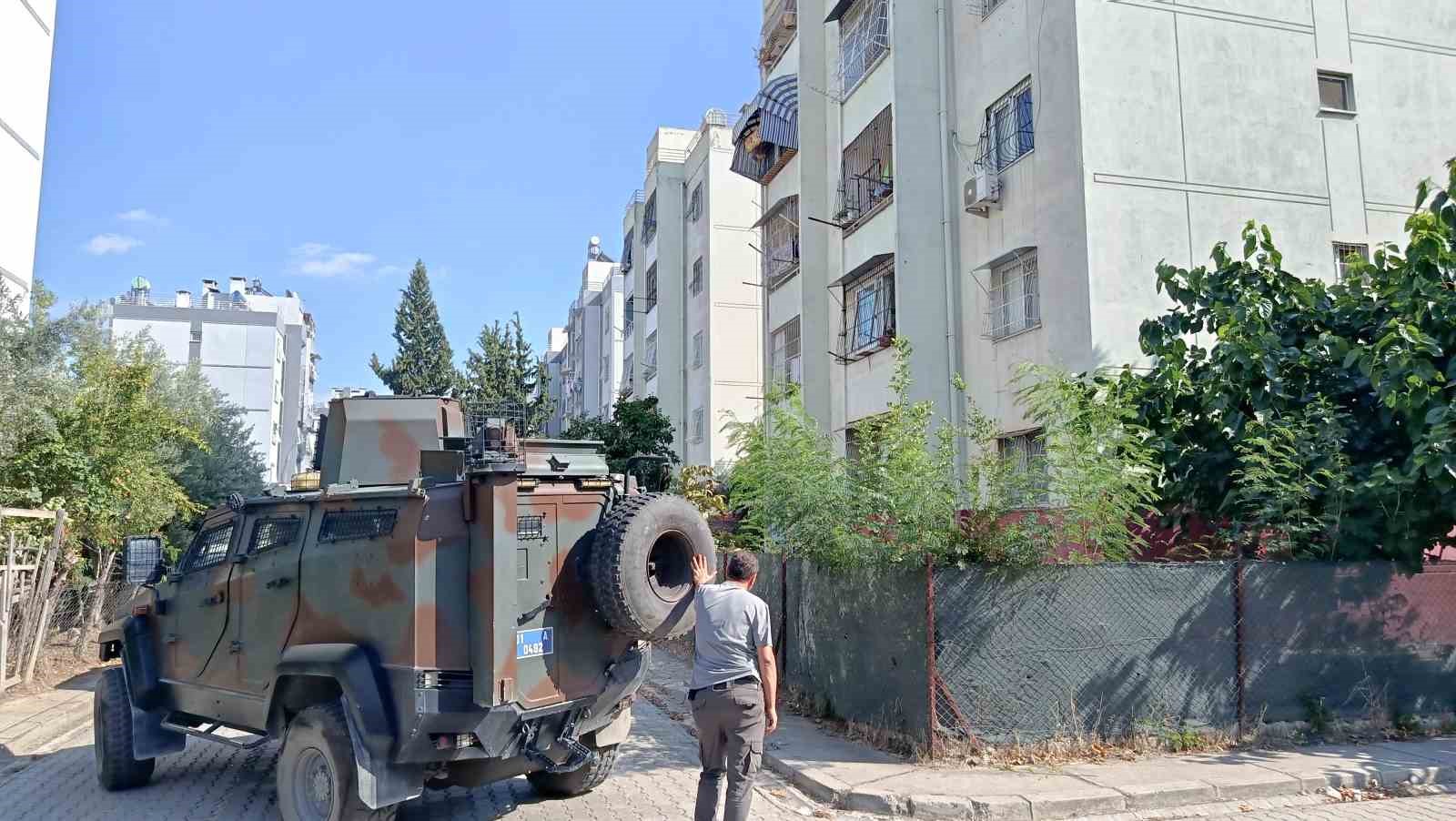 Adana’da kesinleşmiş hapis cezası olan şahıs elindeki patlayıcıyla polise direniyor