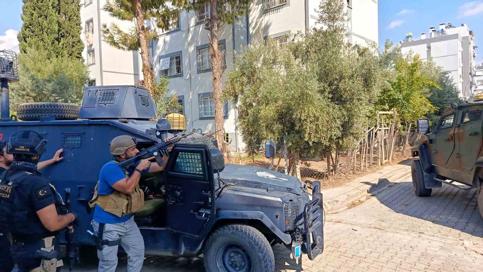 Adana’da kesinleşmiş hapis cezası olan şahıs elindeki patlayıcıyla polise direniyor