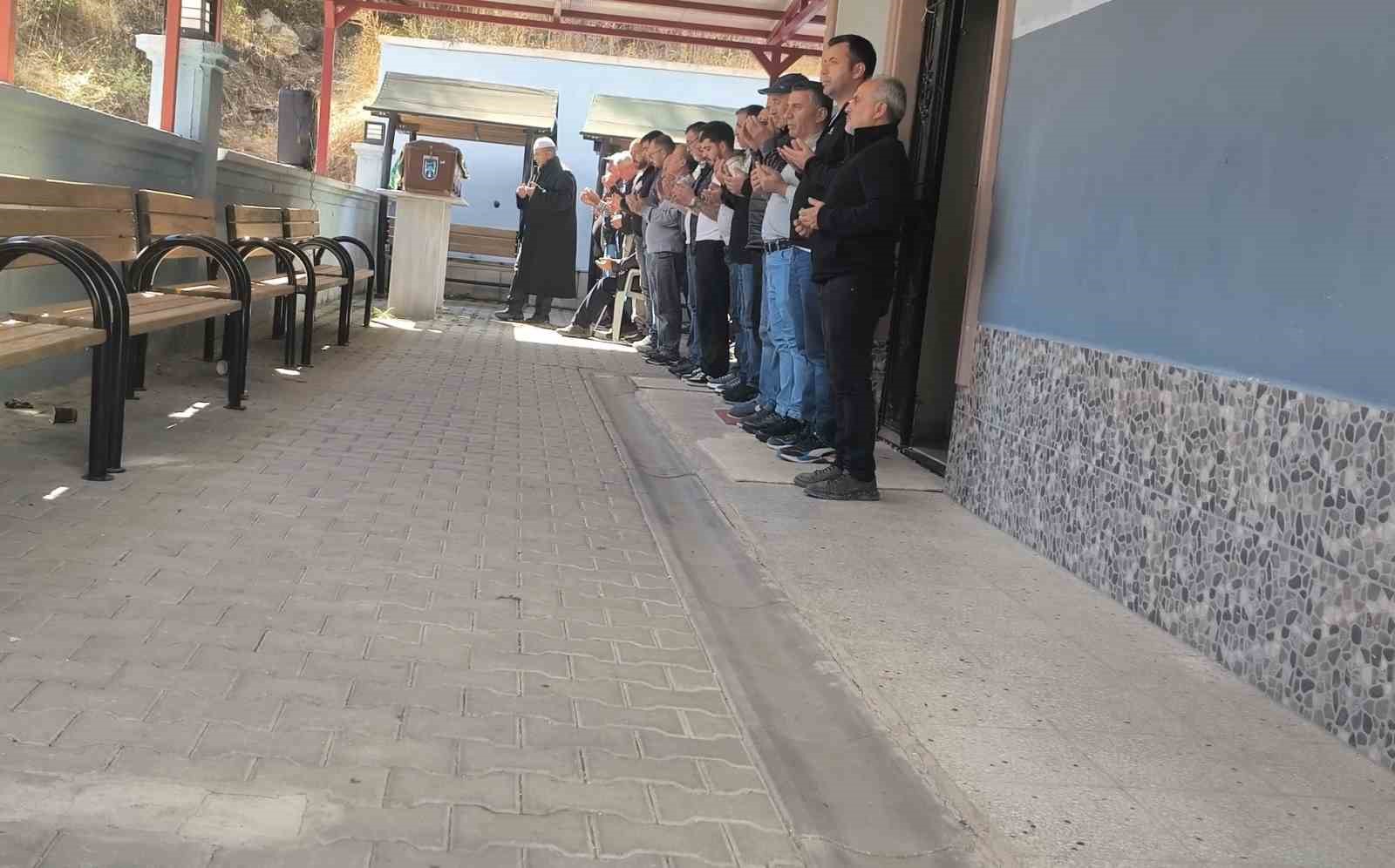 Ankara’da bir araçta ölü bulunan şahıslar toprağa verildi