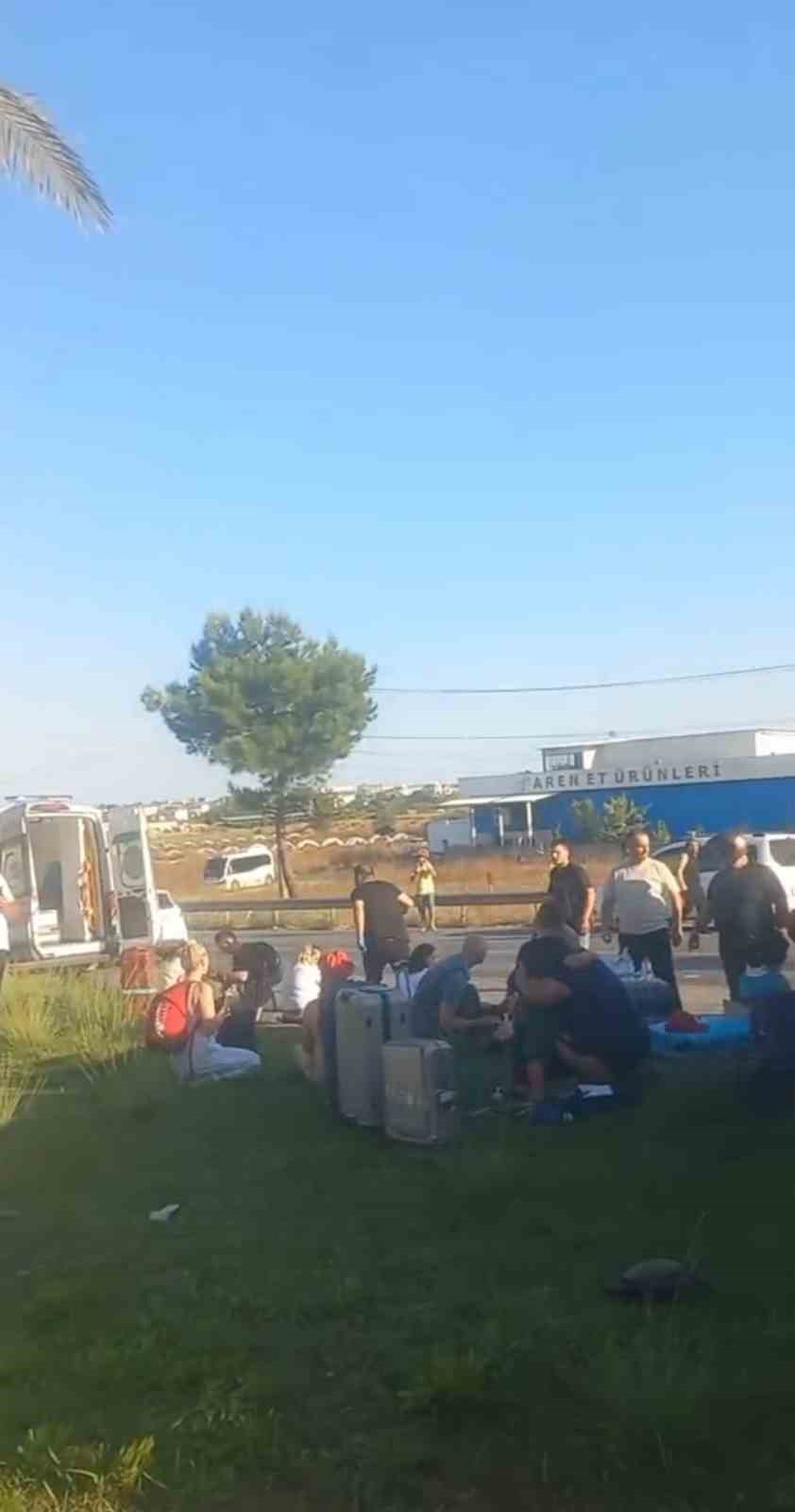 Antalya’da tur minibüsü, kamyonet ve otomobil çarpıştı: 15’i turist 17 yaralı