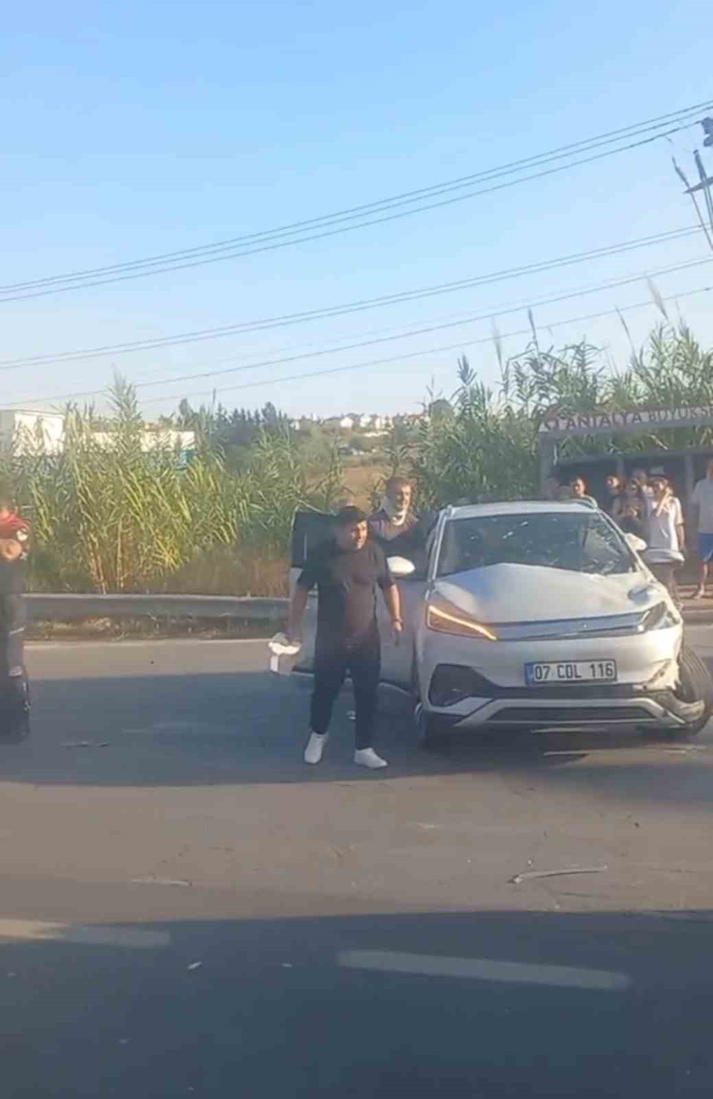 Antalya’da tur minibüsü, kamyonet ve otomobil çarpıştı: 15’i turist 17 yaralı