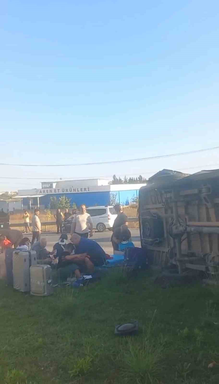 Antalya’da tur minibüsü, kamyonet ve otomobil çarpıştı: 15’i turist 17 yaralı