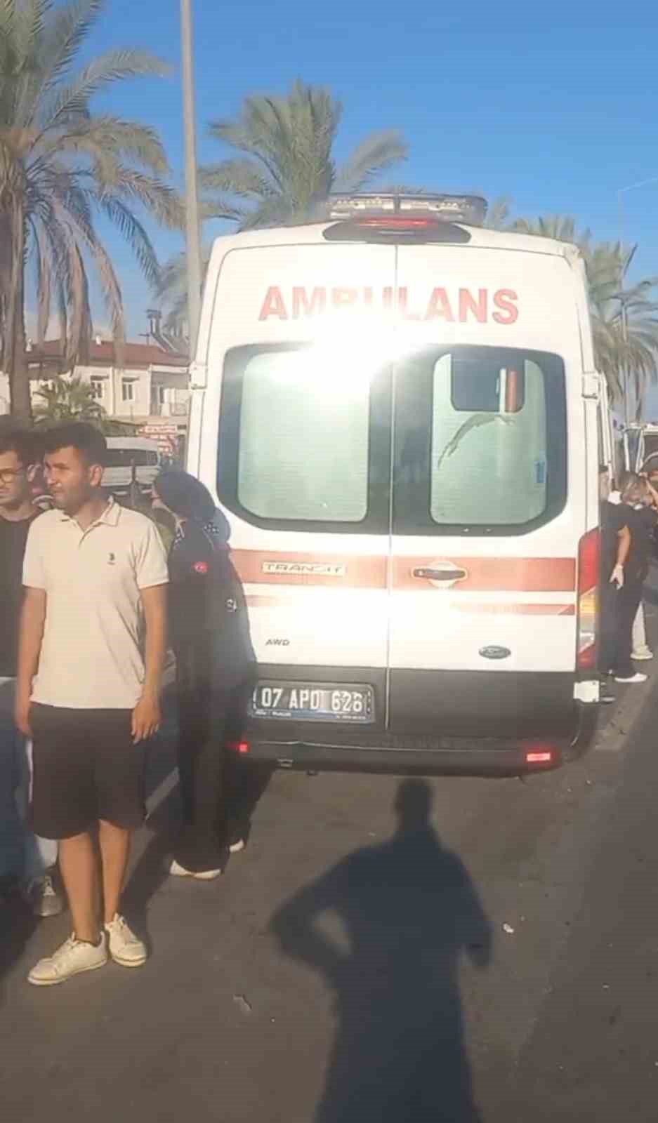 Antalya’da tur minibüsü, kamyonet ve otomobil çarpıştı: 15’i turist 17 yaralı