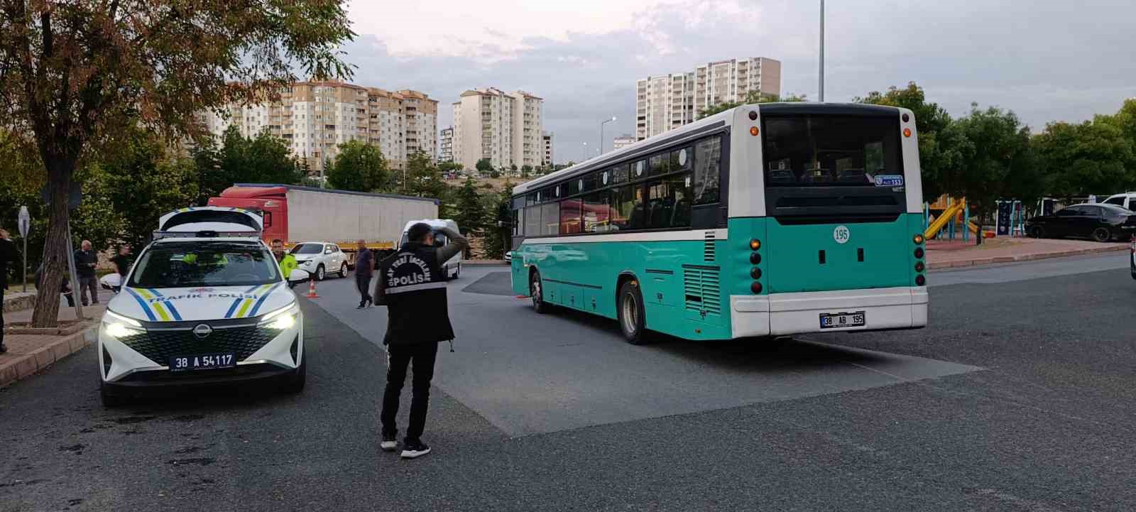 Bisikletiyle halk otobüsünün altında kalan çocuk hayatını kaybetti