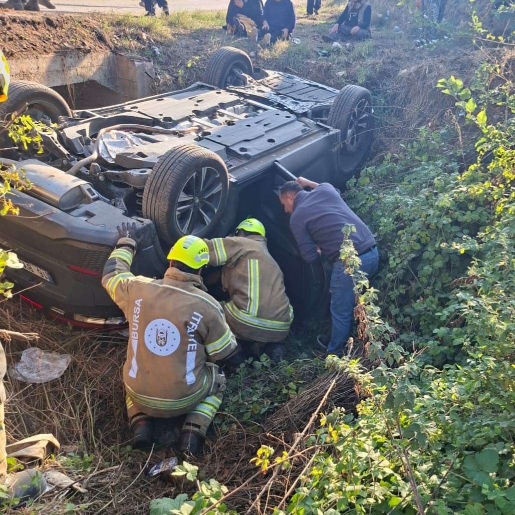 Bursa’da otomobil dere yatağına uçtu: 5 yaralı