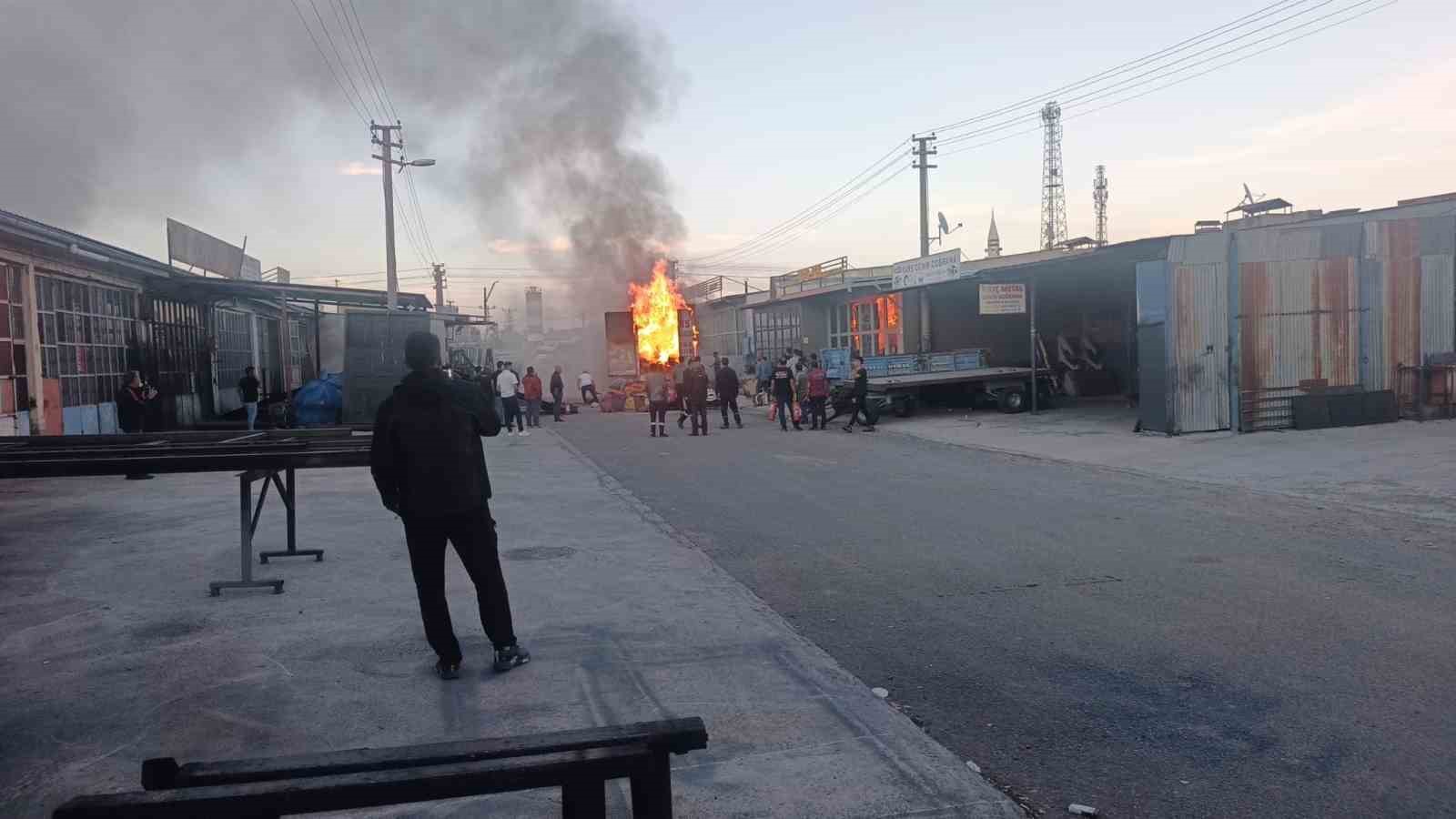 Kars’ta nakliye kamyonu alev alev yandı: Ev eşyaları kullanılamaz hale geldi