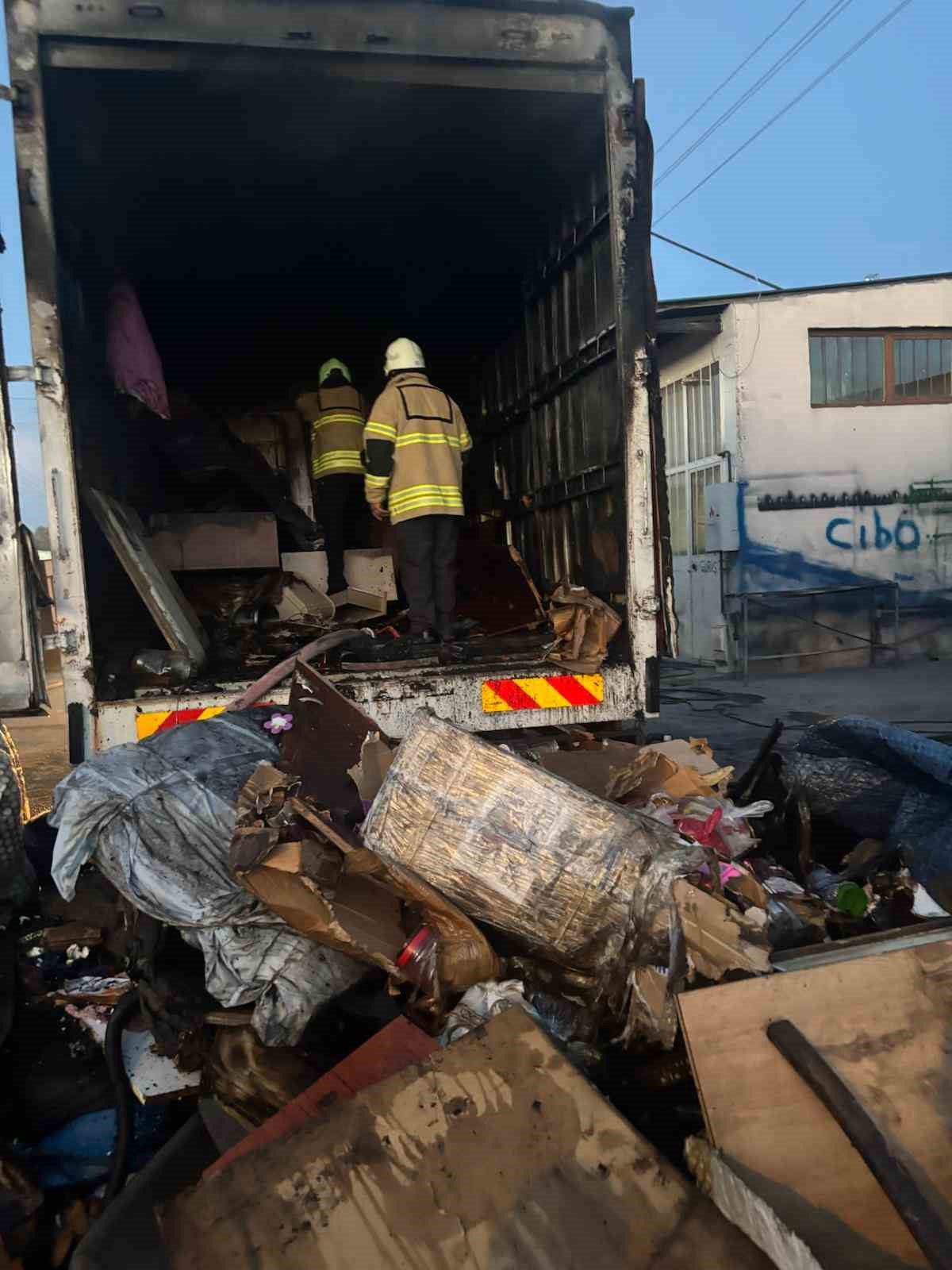 Kars’ta nakliye kamyonu alev alev yandı: Ev eşyaları kullanılamaz hale geldi