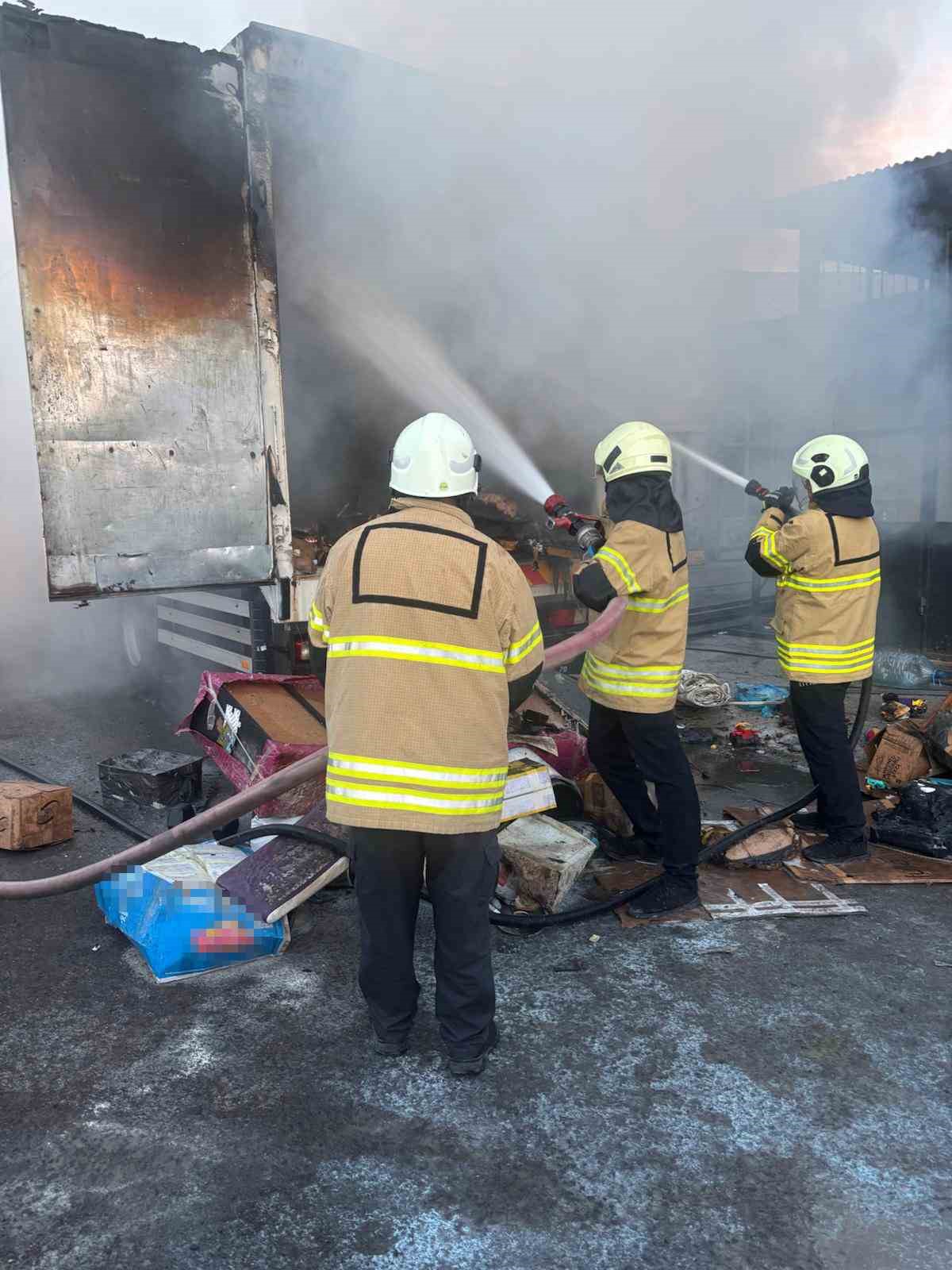 Kars’ta nakliye kamyonu alev alev yandı: Ev eşyaları kullanılamaz hale geldi