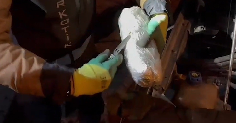 Tatvan’da araçta 1 kilo 700 gram skunk ele geçirildi