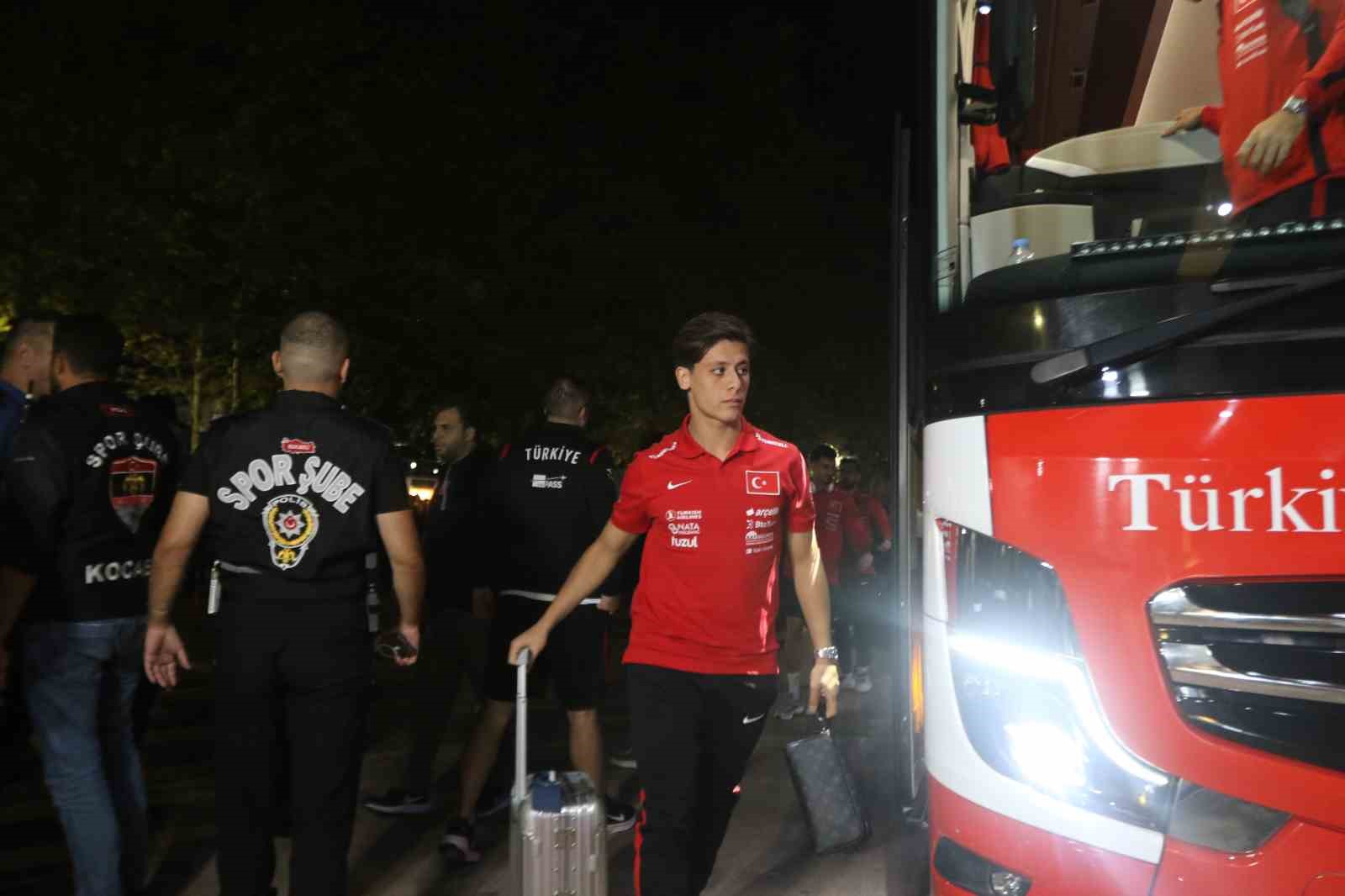 A Milli Futbol Takımı’nı otel önünde yüzlerce taraftar karşıladı