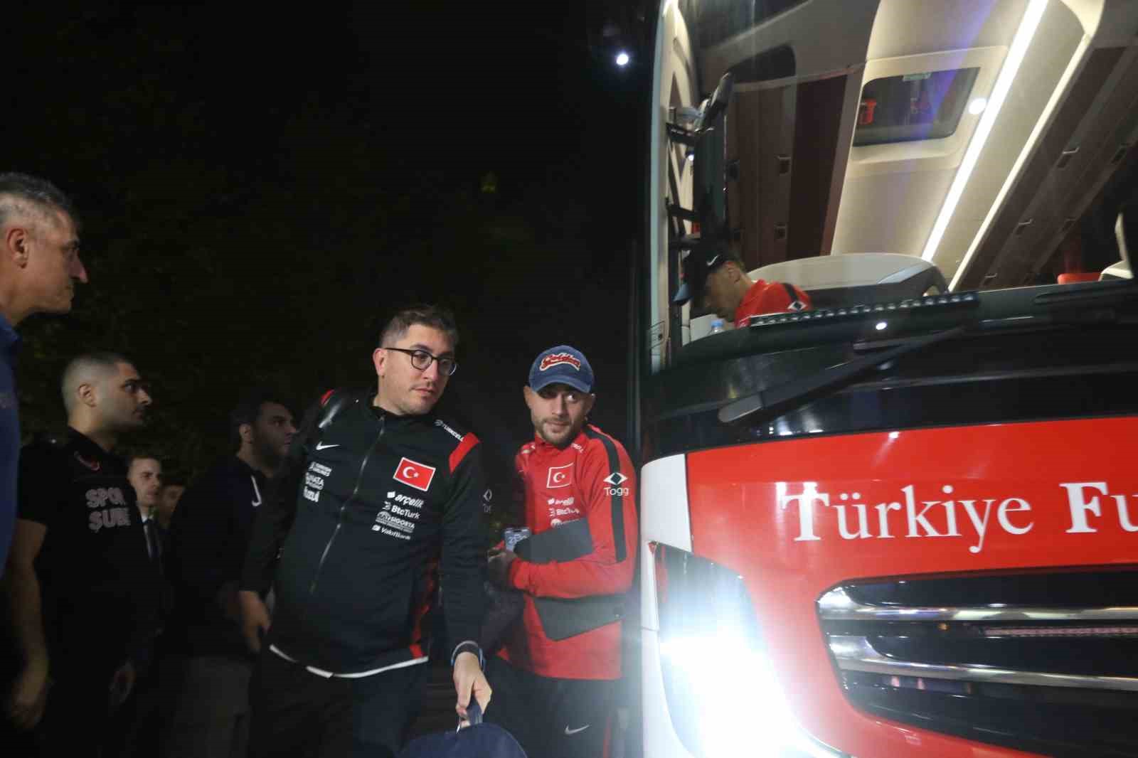 A Milli Futbol Takımı’nı otel önünde yüzlerce taraftar karşıladı