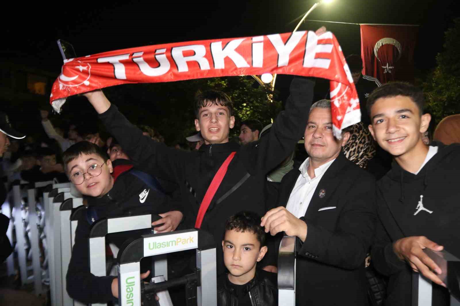A Milli Futbol Takımı’nı otel önünde yüzlerce taraftar karşıladı
