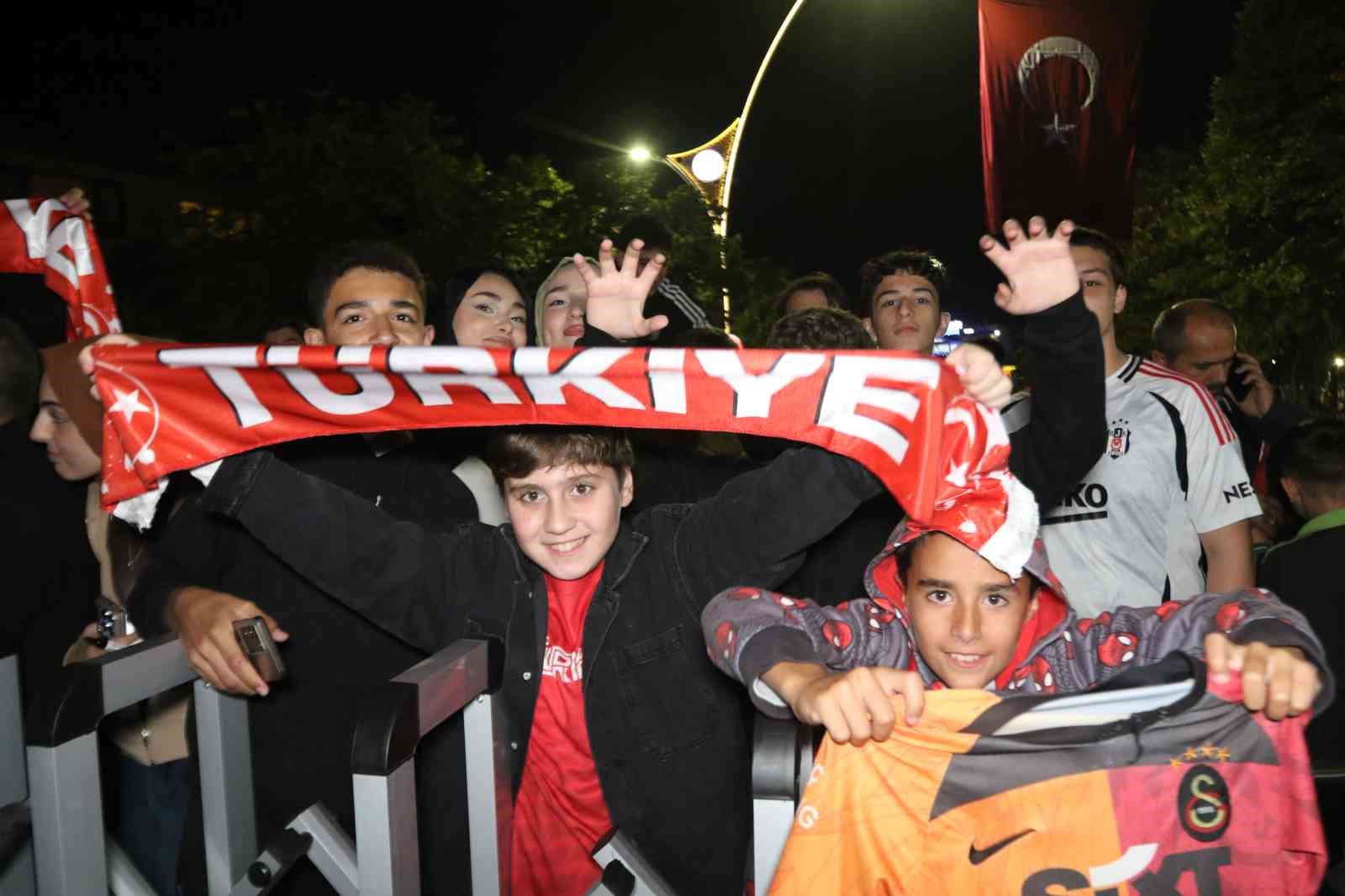 A Milli Futbol Takımı’nı otel önünde yüzlerce taraftar karşıladı
