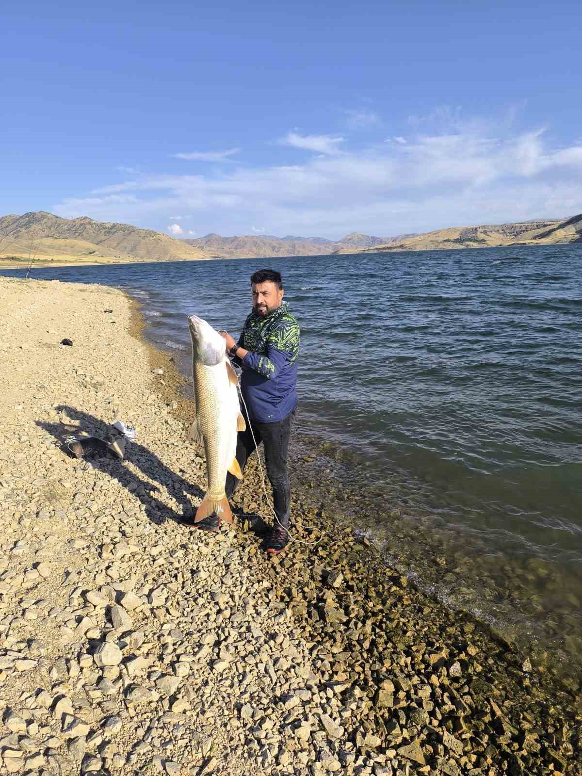 Keban Baraj Gölü’nde 30 kiloluk dev turna balığı